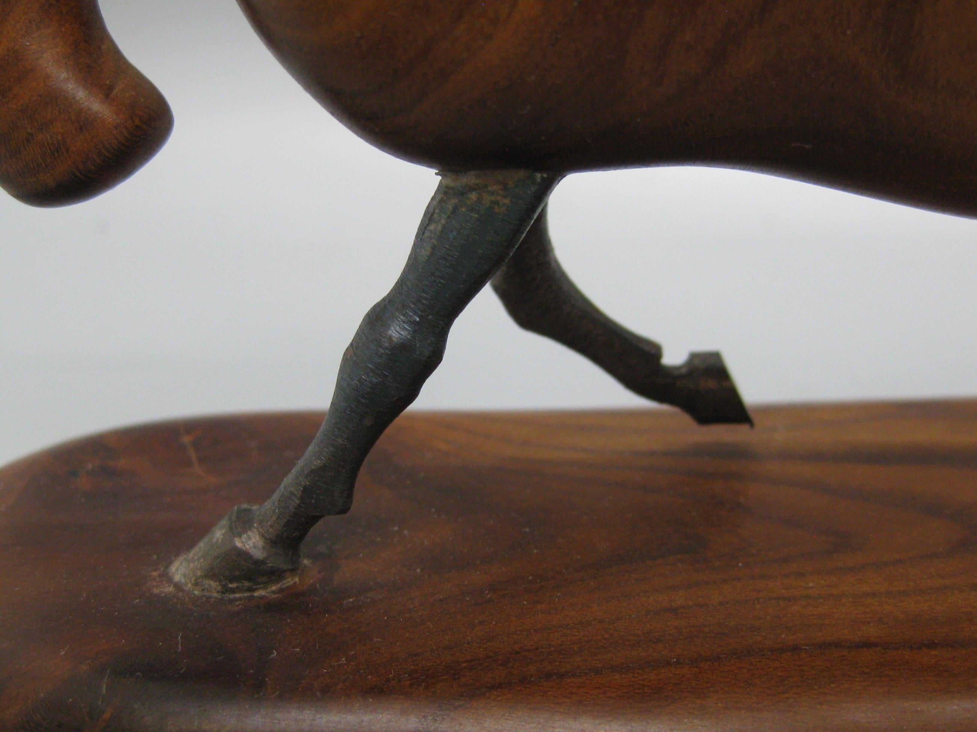 Américain Sculpture de taureau moderniste vintage en bois sculpté et fer forgé signée par l'artiste en vente