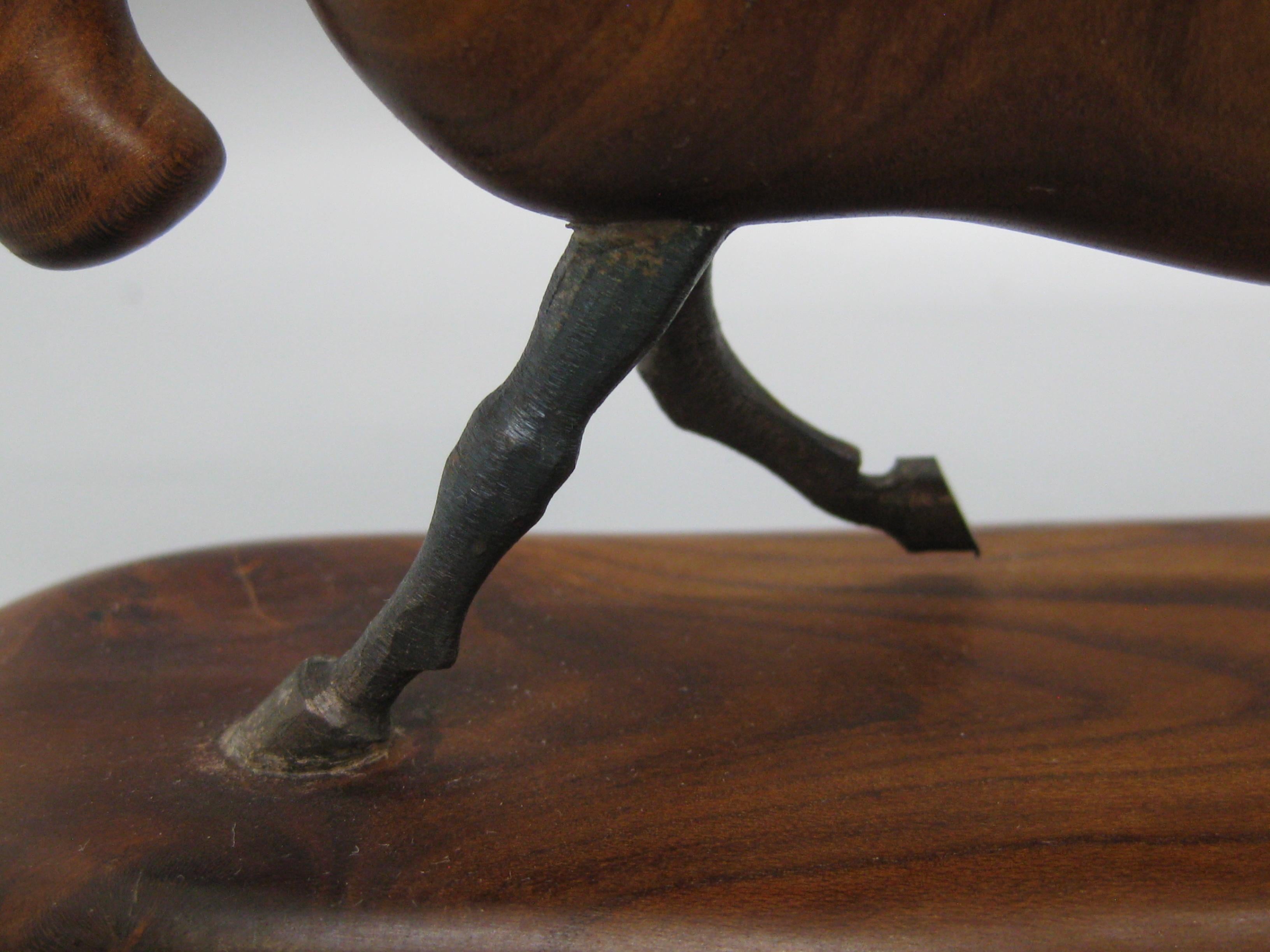 Escultura Modernista Vintage de Madera Tallada y Hierro Forjado Toro Firmada por Artista siglo XX en venta