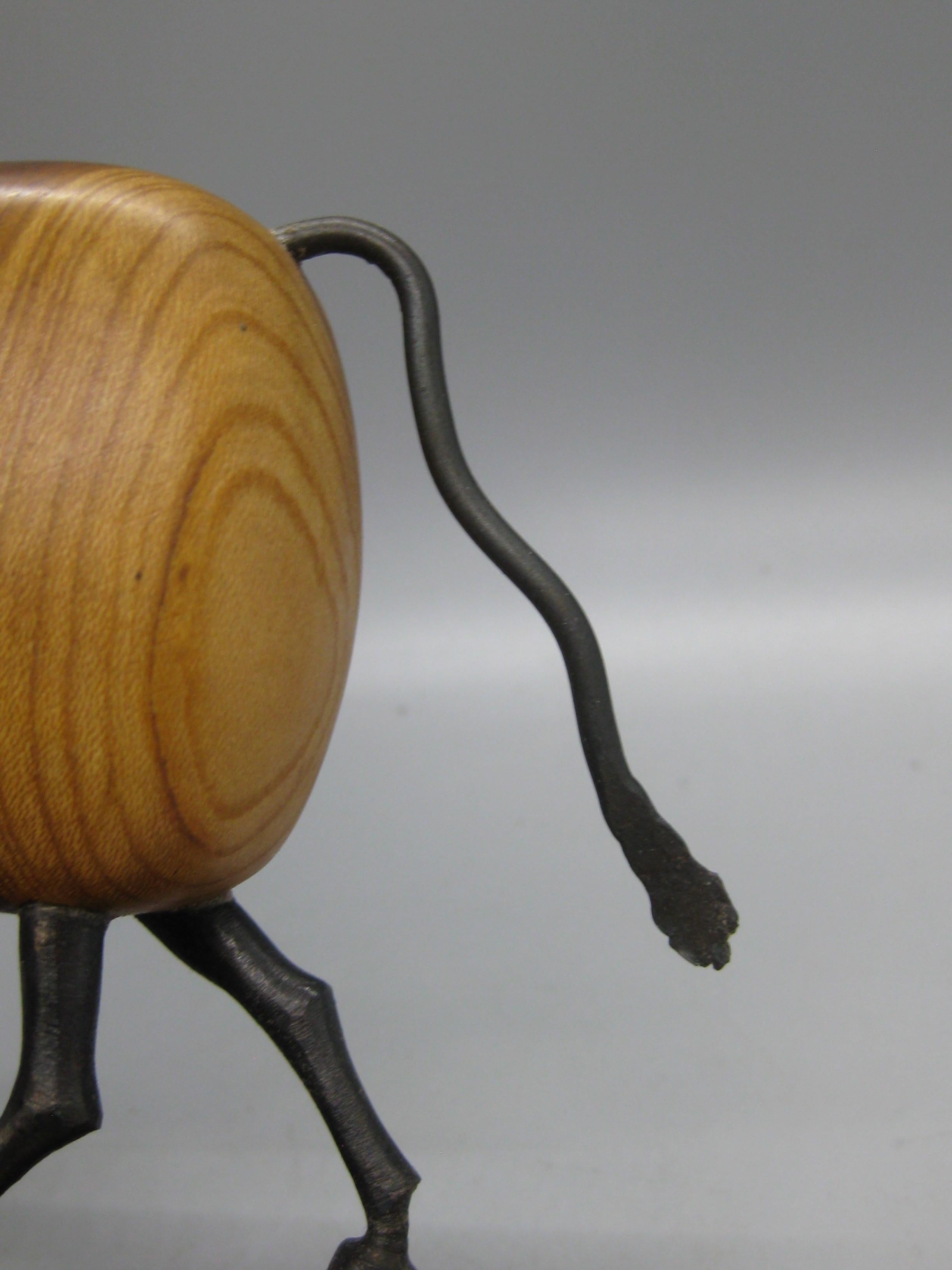 Escultura Modernista Vintage de Madera Tallada y Hierro Forjado Toro Firmada por Artista Metal en venta