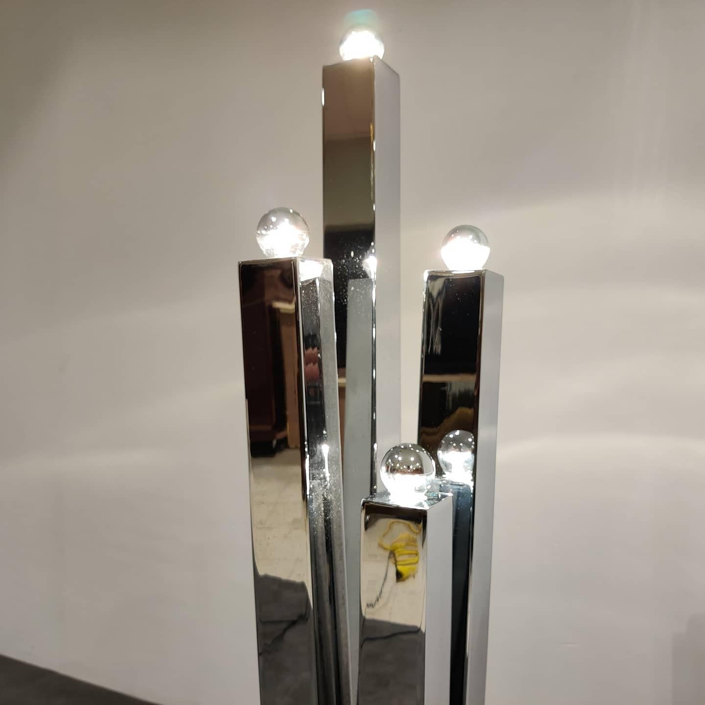 Modernist design chrome floor lamp designed by Gaetano Sciolari.

Beautiful, timeless design.

Notice the fact the arms grow apart, like a bouquet of flowers.

Original foot switch.

Good condition.

Works with regular E14 sized light