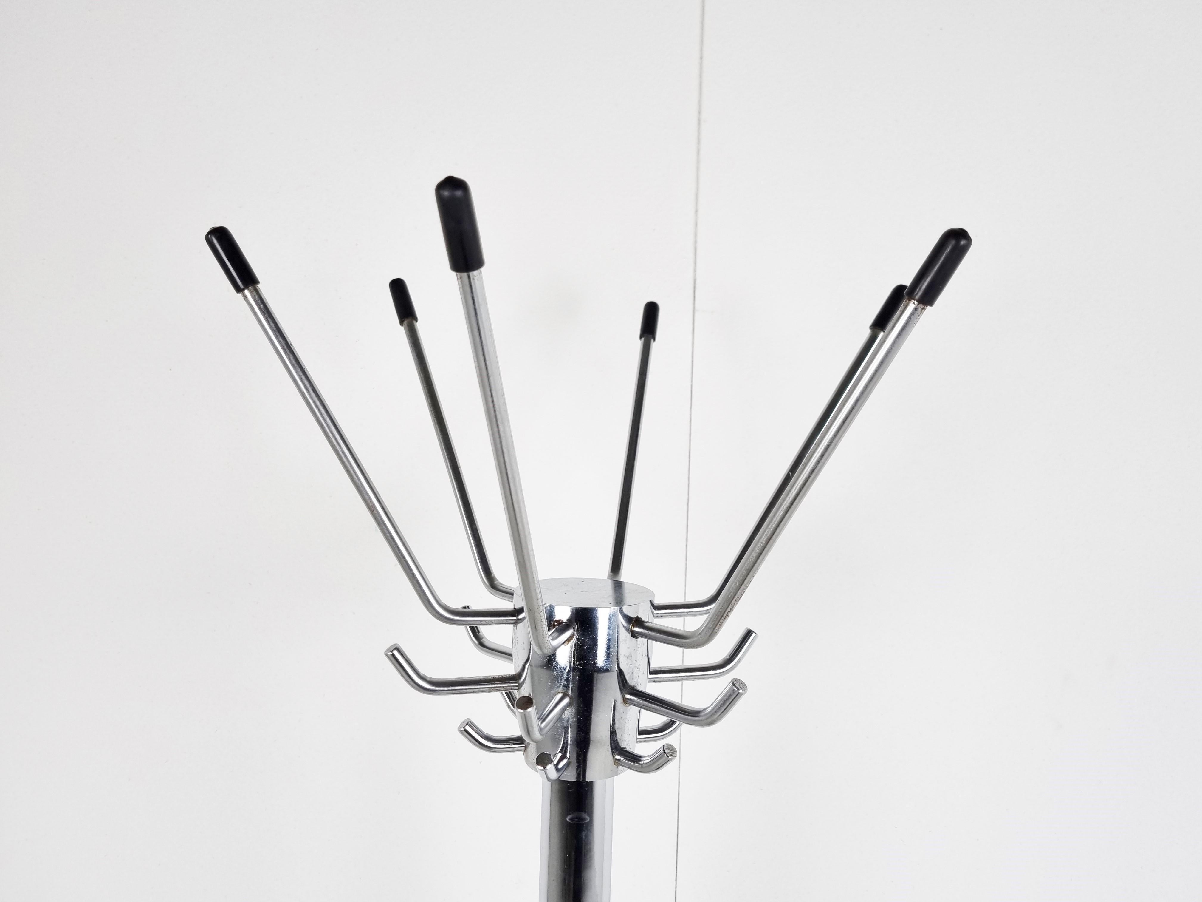 Mid century standing coat hook with umbrella holder designed by Jacques Adnet.

Gorgeous modernist design from the 1950s.

1950s - France

Good condition with minor wear.

Dimensions:
Height: 182cm/71.65