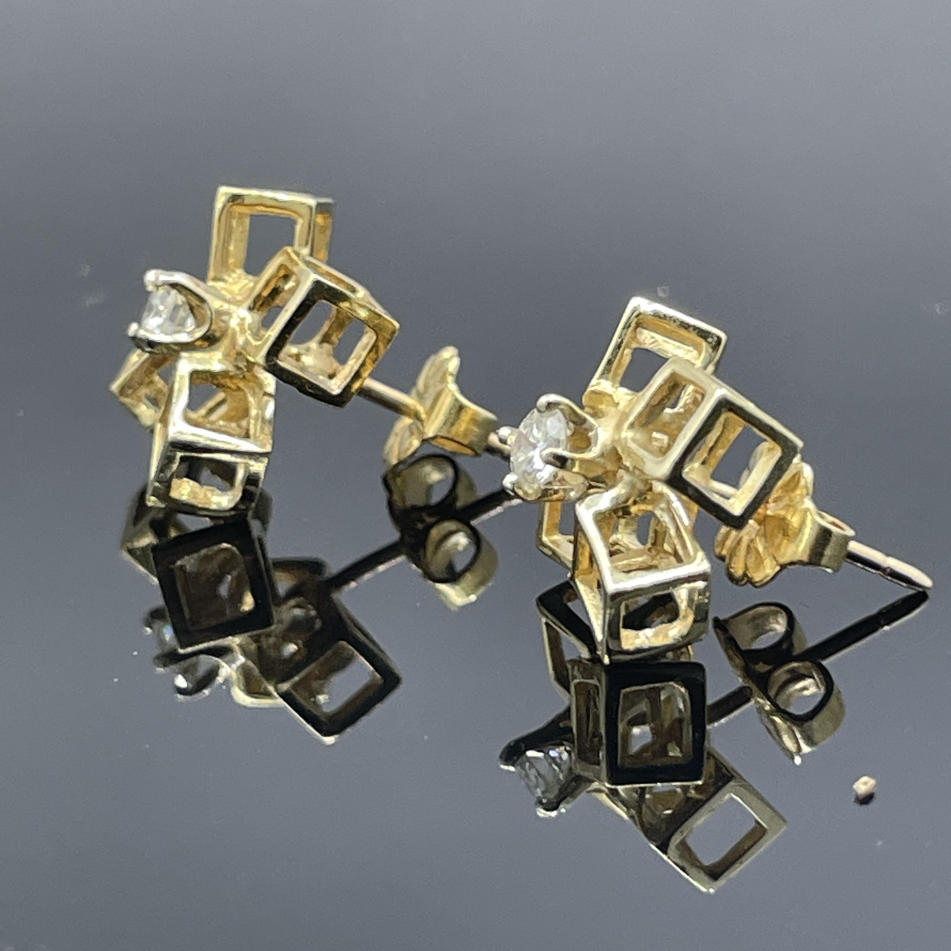 Pendientes modernistas vintage en forma de cubo - Oro amarillo de 14 quilates con diamantes, 2,7 g, años 60-70

Un atrevido y escultural par de pendientes modernistas vintage, fabricados en los años 60-70, con una forma arquitectónica que juega con