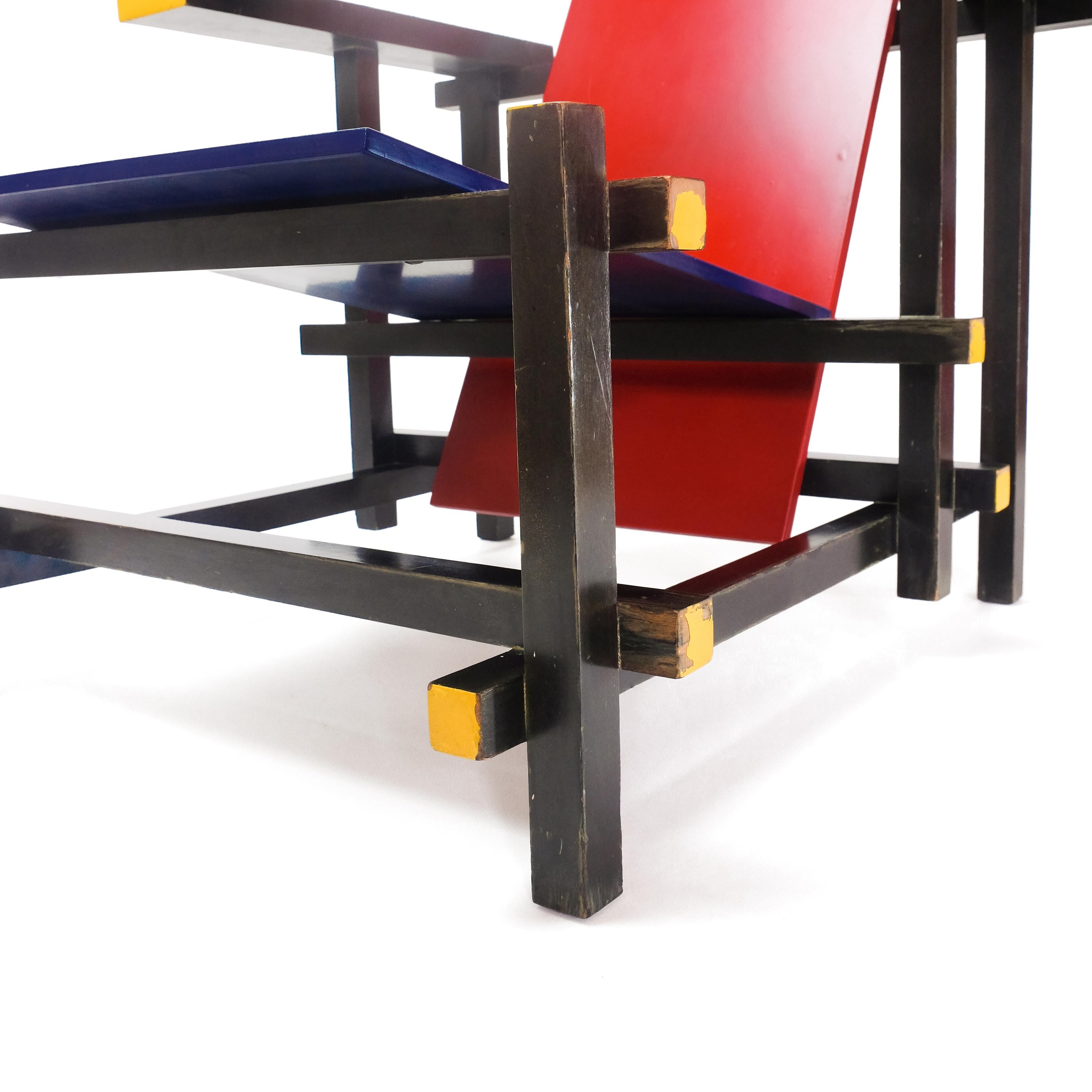 The red & blue chair is also known as the “Rietveld Chair” after its designer Gerrit Rietveld, counts as one of the most recognizable pieces designed by De Stijl movement in the 1920s. Produced by Cassina during the 1970s in the