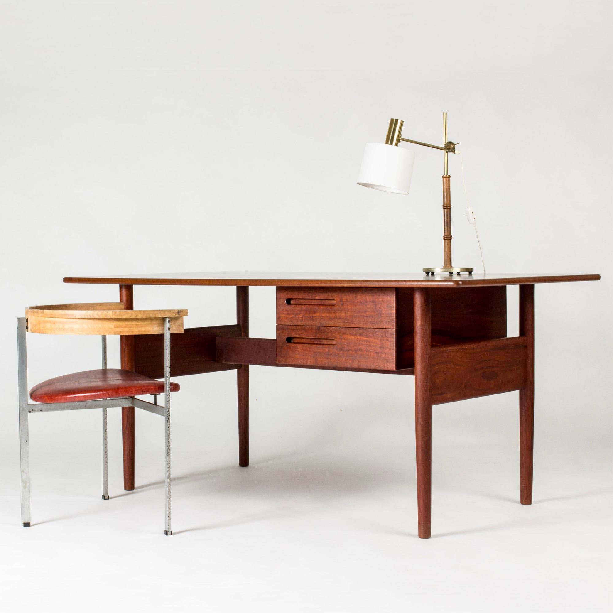 Bureau élégant en teck par Ib Kofod Larsen, avec un plateau spacieux et deux tiroirs. Les côtés ouverts confèrent une certaine légèreté au design.