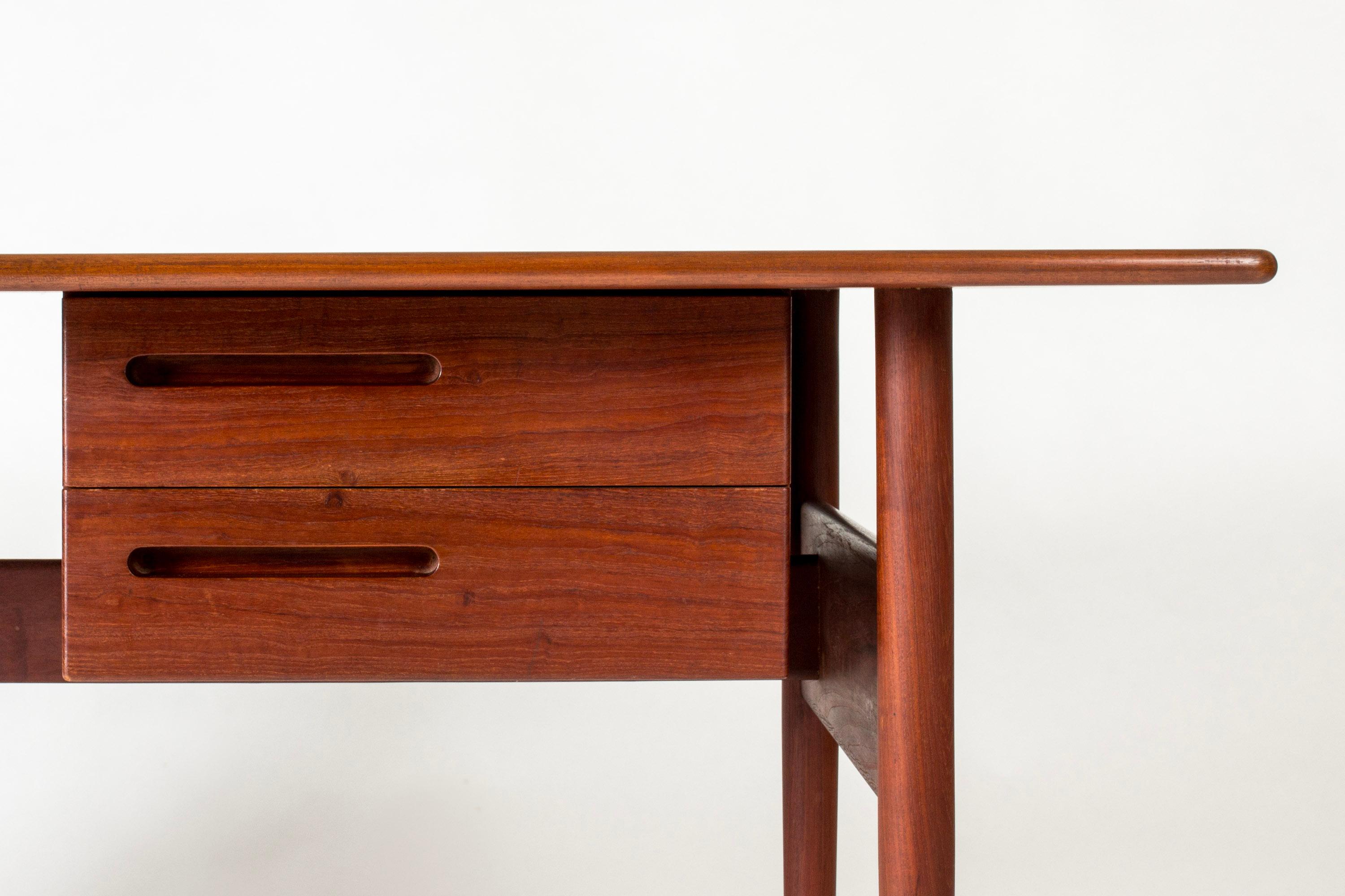 Bureau moderniste vintage d'Ib Kofod Larsen, Suède, années 1960 Bon état - En vente à Stockholm, SE