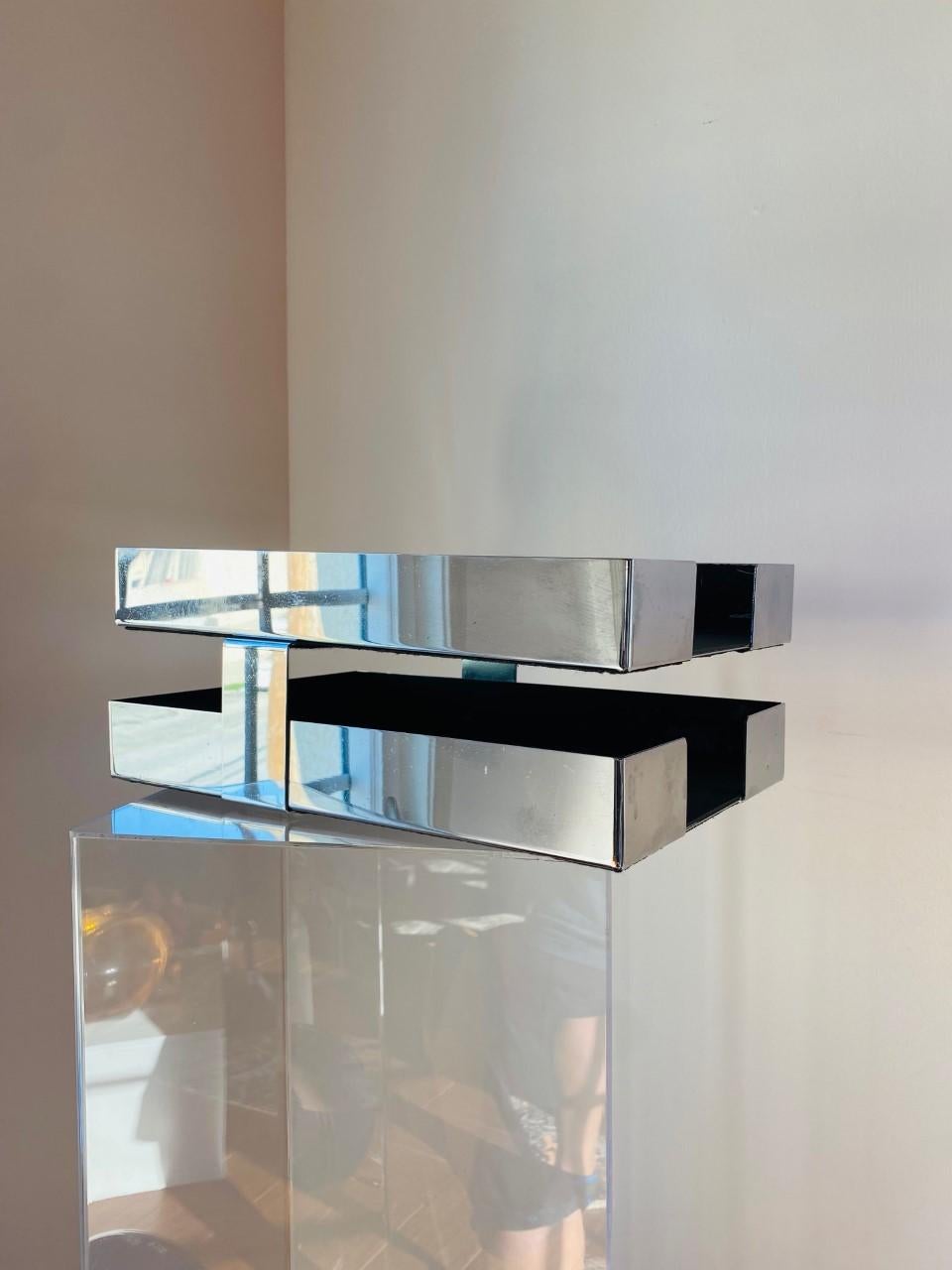 Double letter tray in polished aluminium / chrome finish with black enamel lining by Smokador. Distributed by Knoll in the 1970s. Clean and minimalist design that is timeless and classic. 

Midcentury, Hollywood Regency, eclectic, coastal, modern,