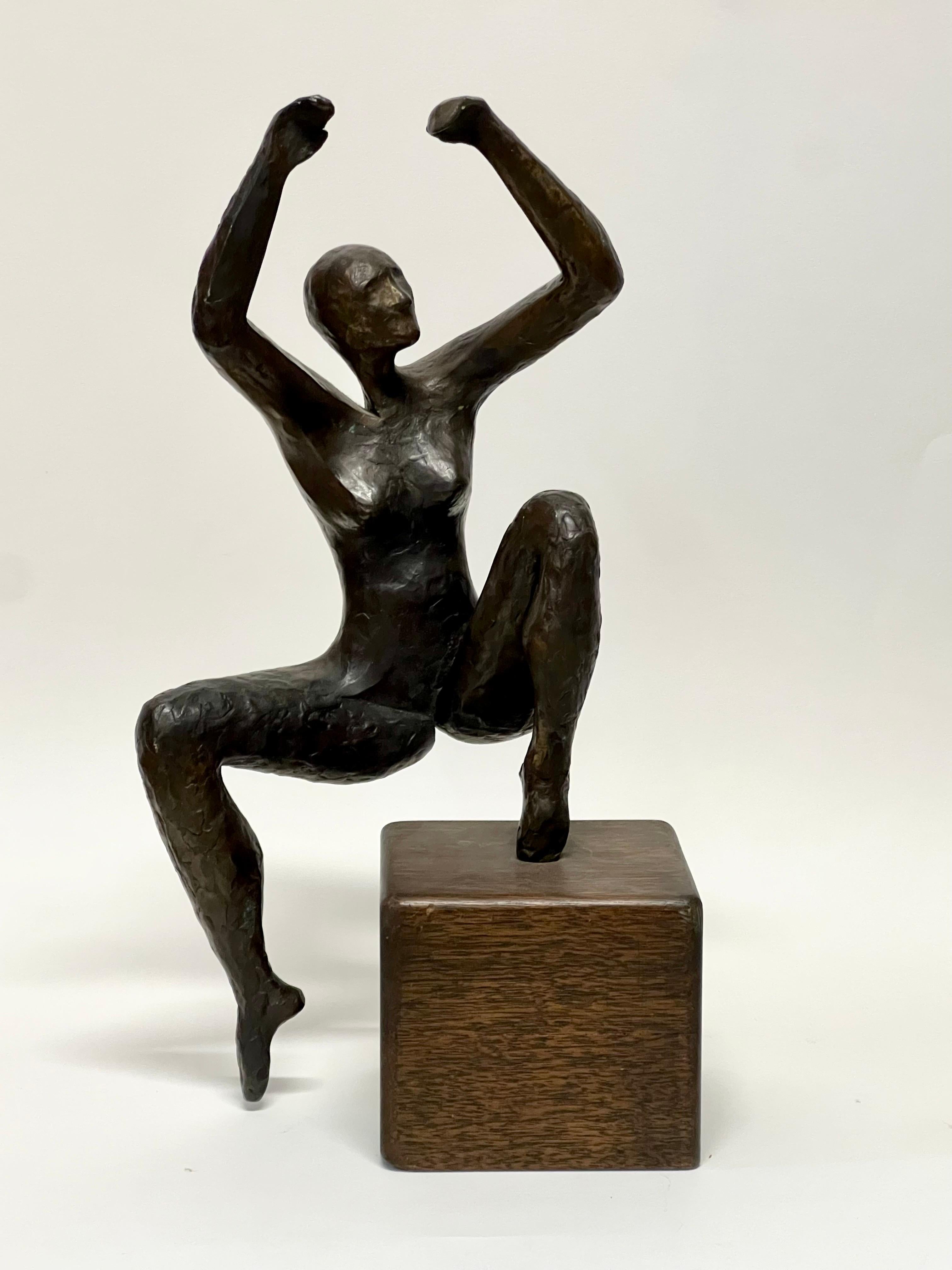 Superbe sculpture abstraite moderniste en bronze coulé représentant une femme fugitive, délicatement posée en équilibre sur une base cubique en bois. Des caractéristiques modernes étonnantes, certainement réalisées par un artiste très compétent. La