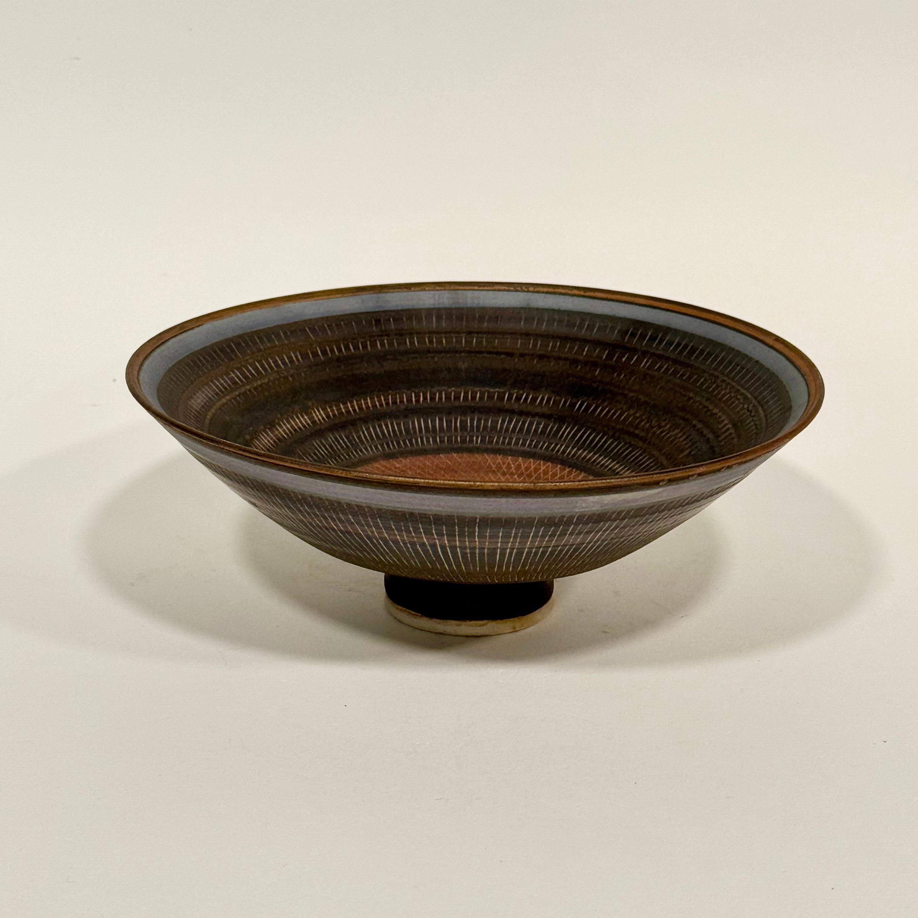 Ciotola con pareti sottili e bordo svasato assolutamente straordinaria nello stile di Lucie Rie. Questo pezzo è stato acquistato da un importante collezionista della Bay Area. Avevamo sentito dire che Lucie non firmava tutto quello che faceva e che