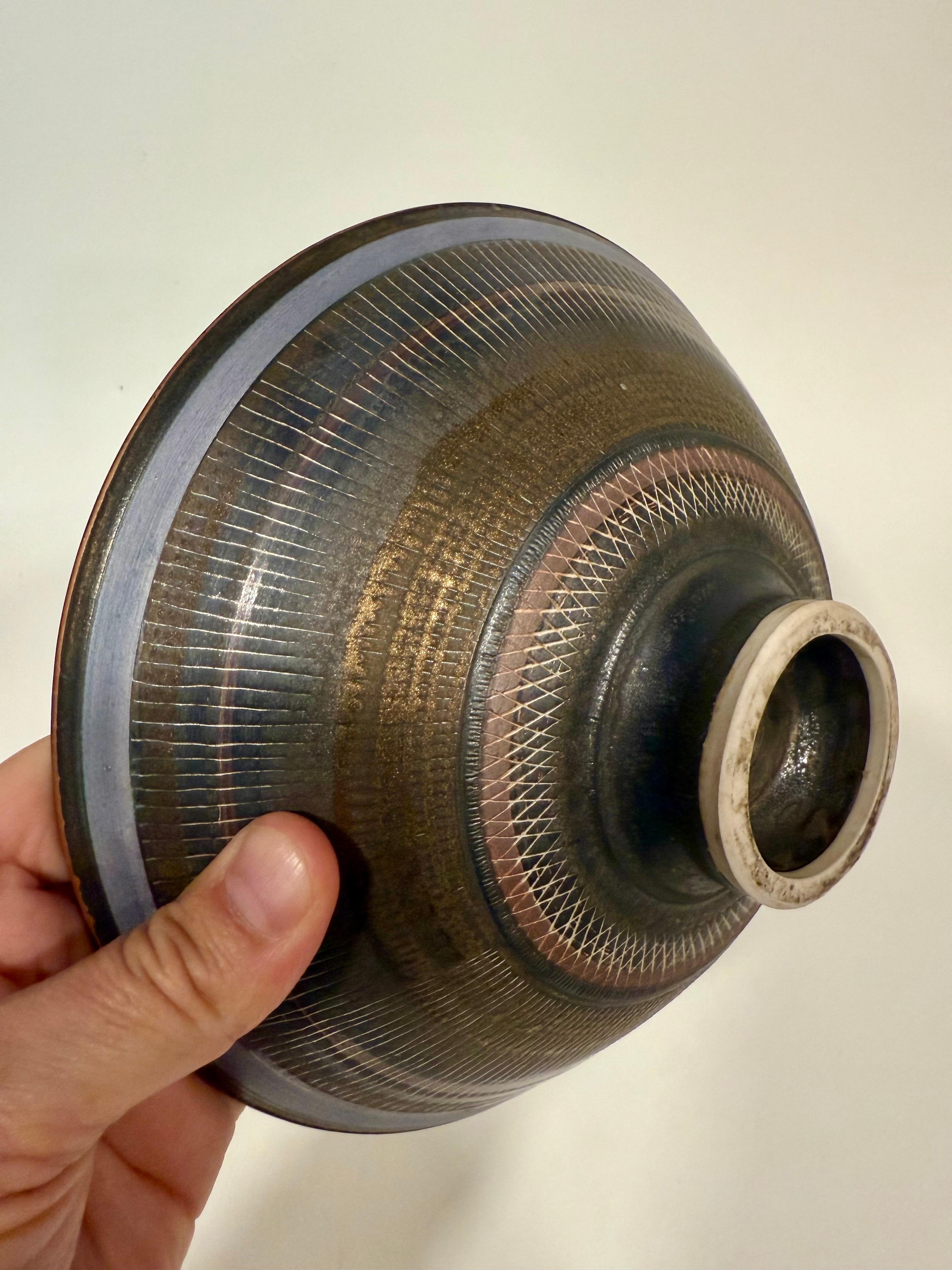 Moderno Ciotola modernista d'epoca con bordo svasato in ceramica, stile Lucie Rie in vendita