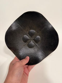 Cajita multiusos de hierro de estilo modernista vintage y forma libre, del artista japonés Tadahiro Baba
