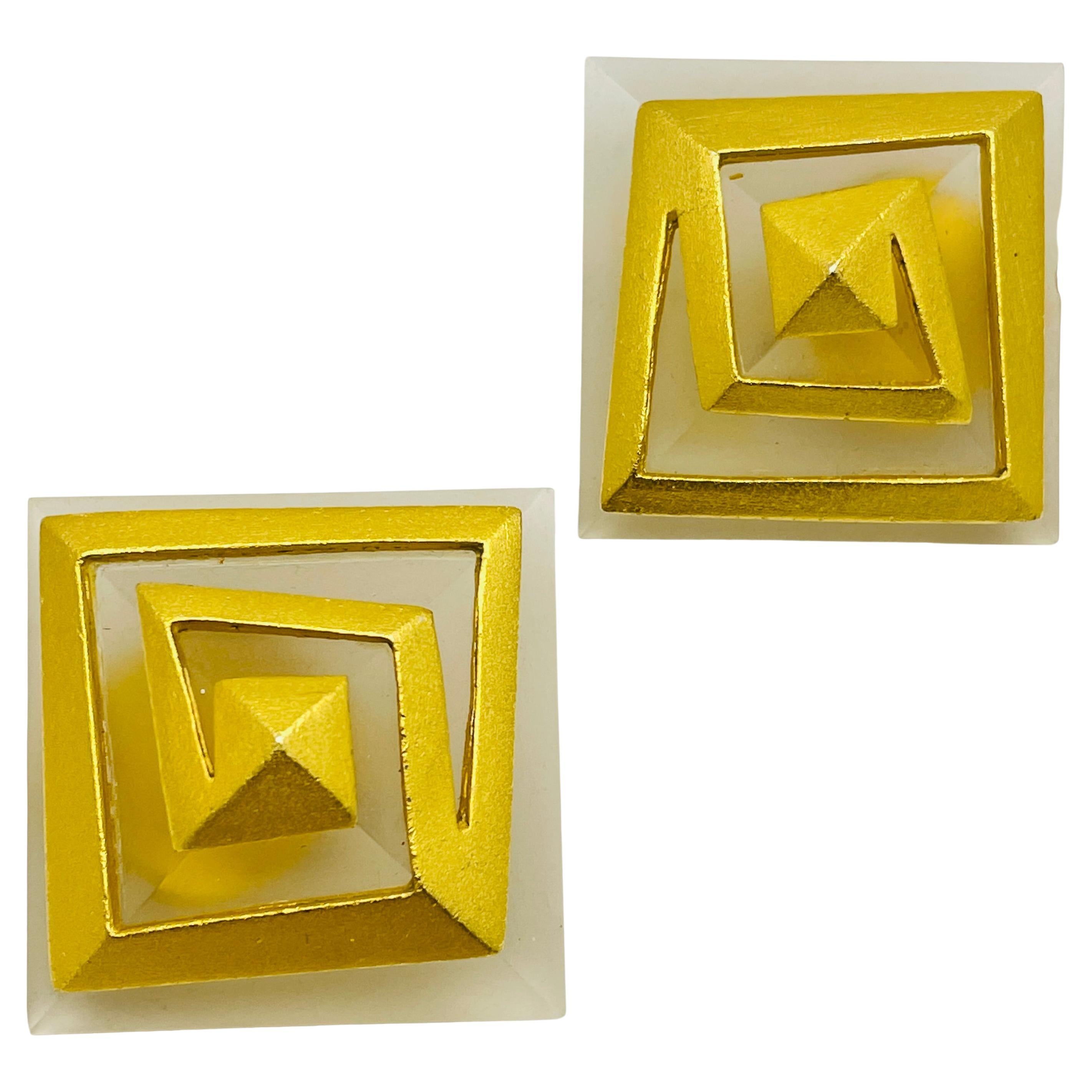 Vintage moderniste  Boucles d'oreilles à clip en lucite dorée pour défilés de mode