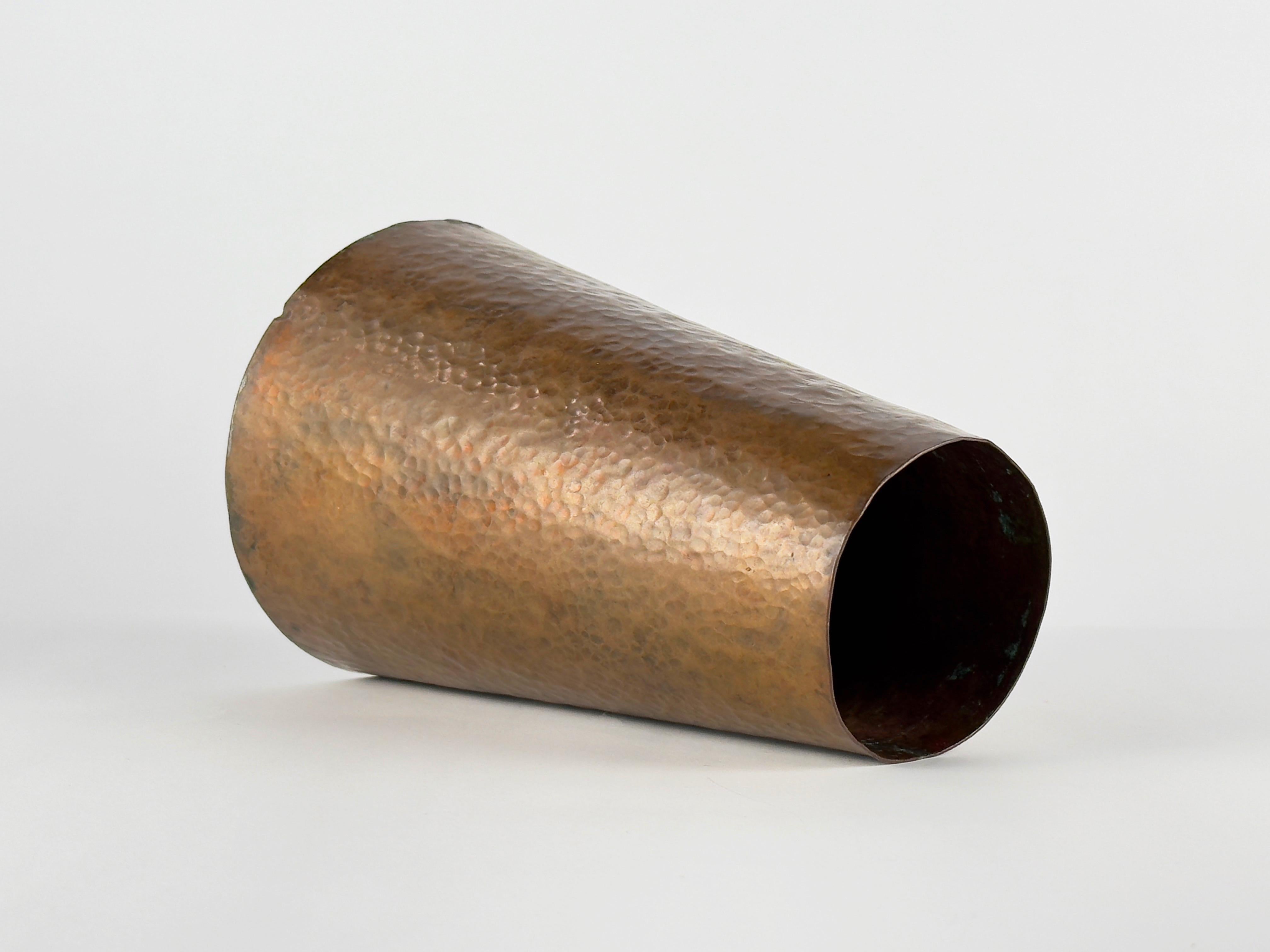 Vaso modernista in rame martellato a mano degli anni '40. Realizzato in rame pesante e decorato con dettagli martellati irregolari che ne esaltano il carattere. 