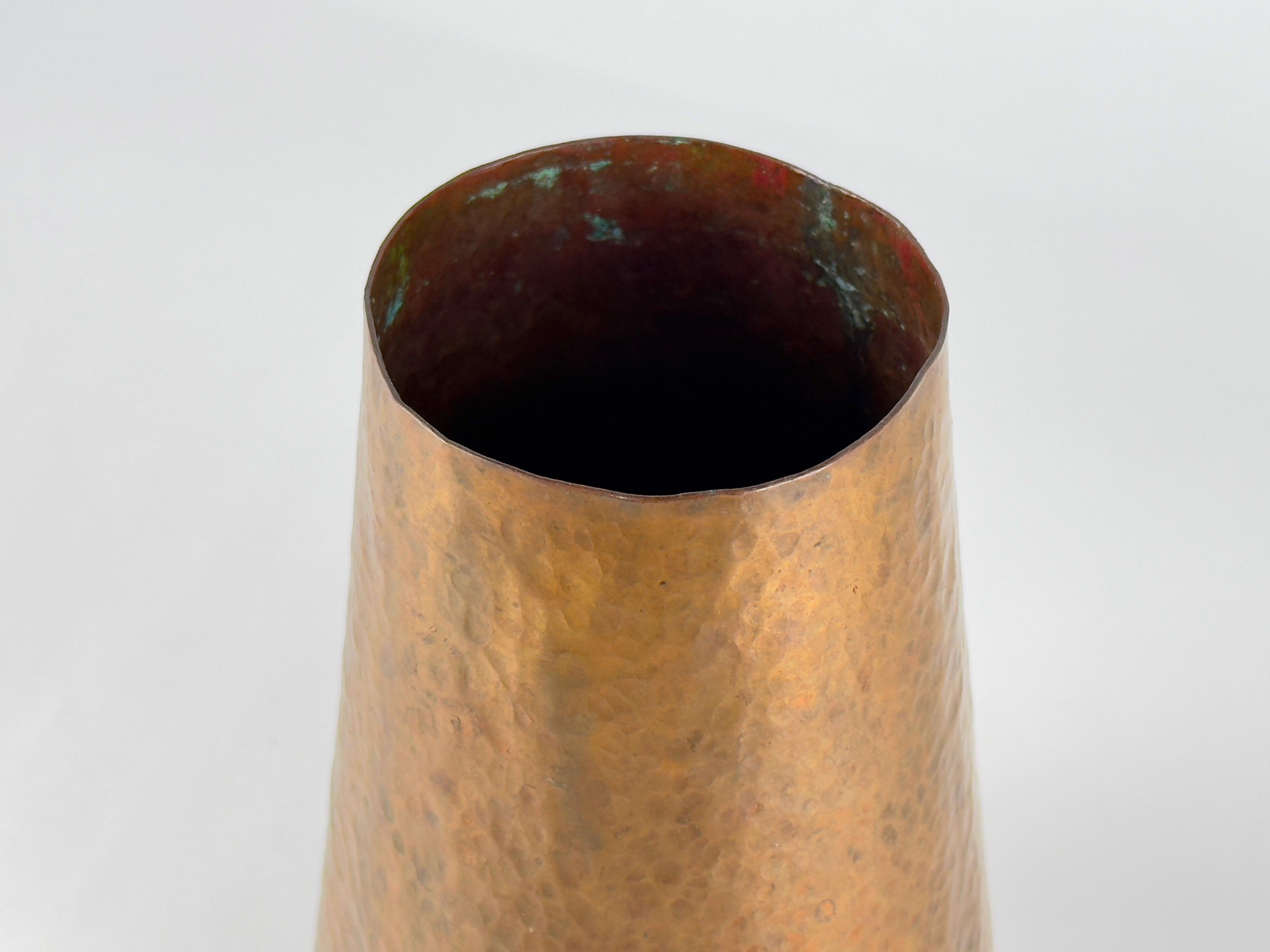 Moderno Vaso di rame martellato a mano modernista d'epoca in vendita