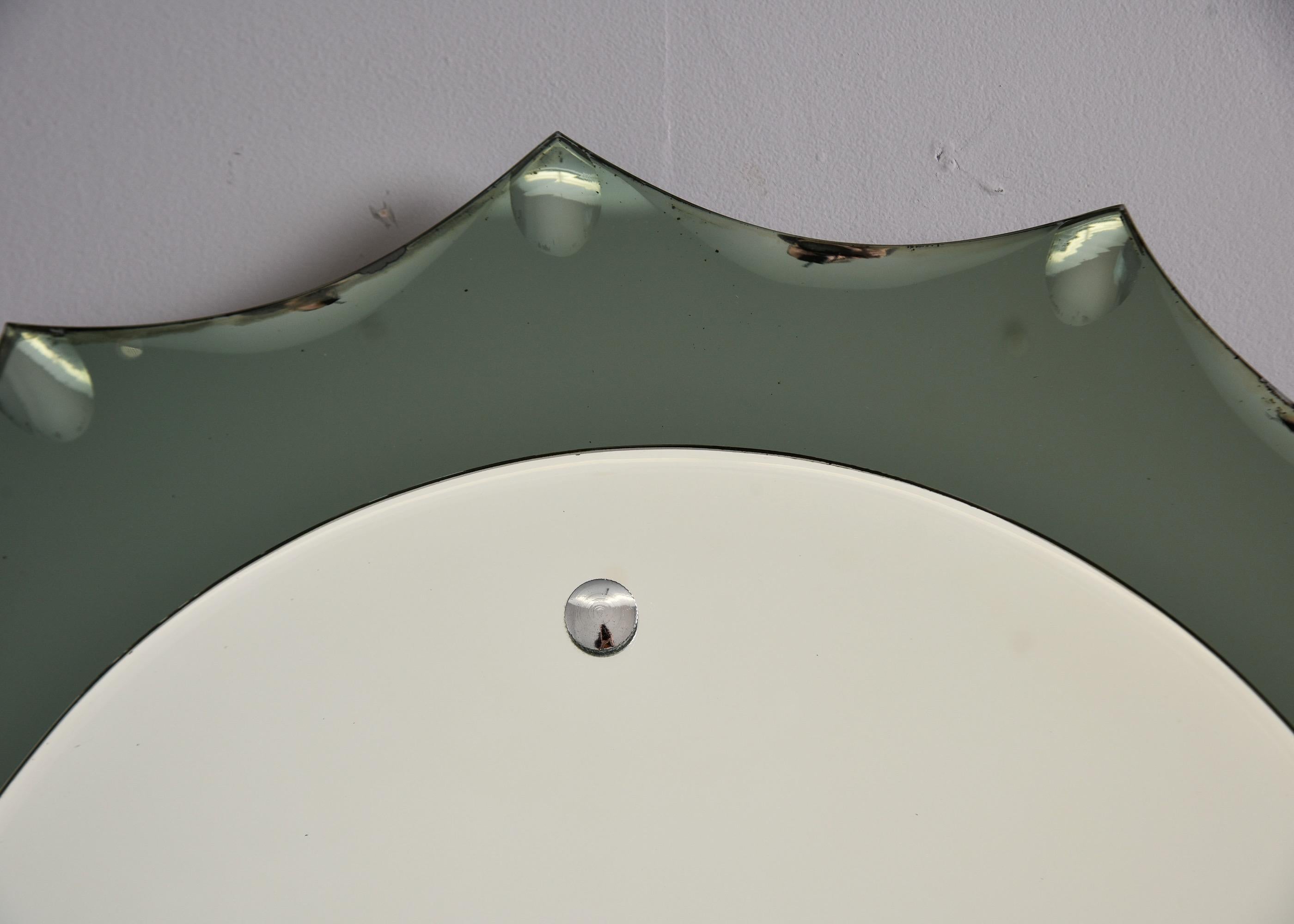Miroir italien moderniste vintage avec bord festonné en verre fumé en vente 4
