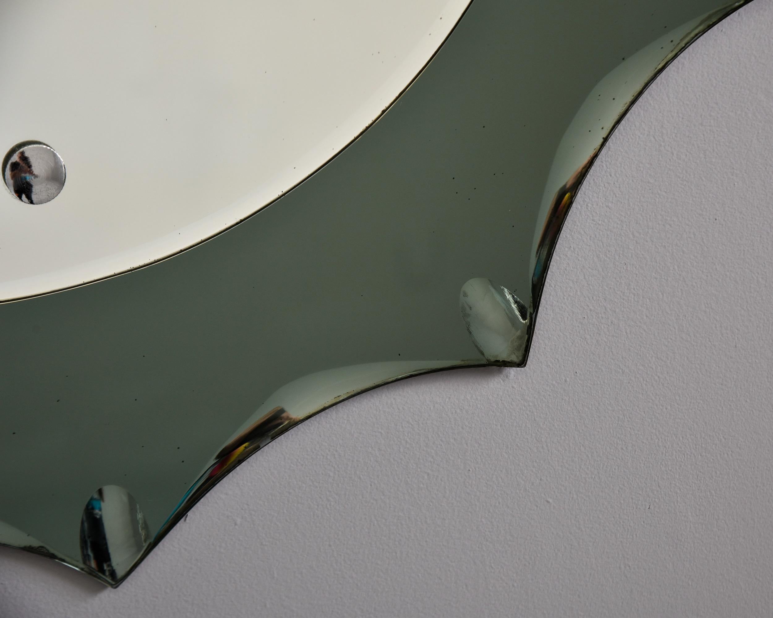 Miroir italien moderniste vintage avec bord festonné en verre fumé en vente 5