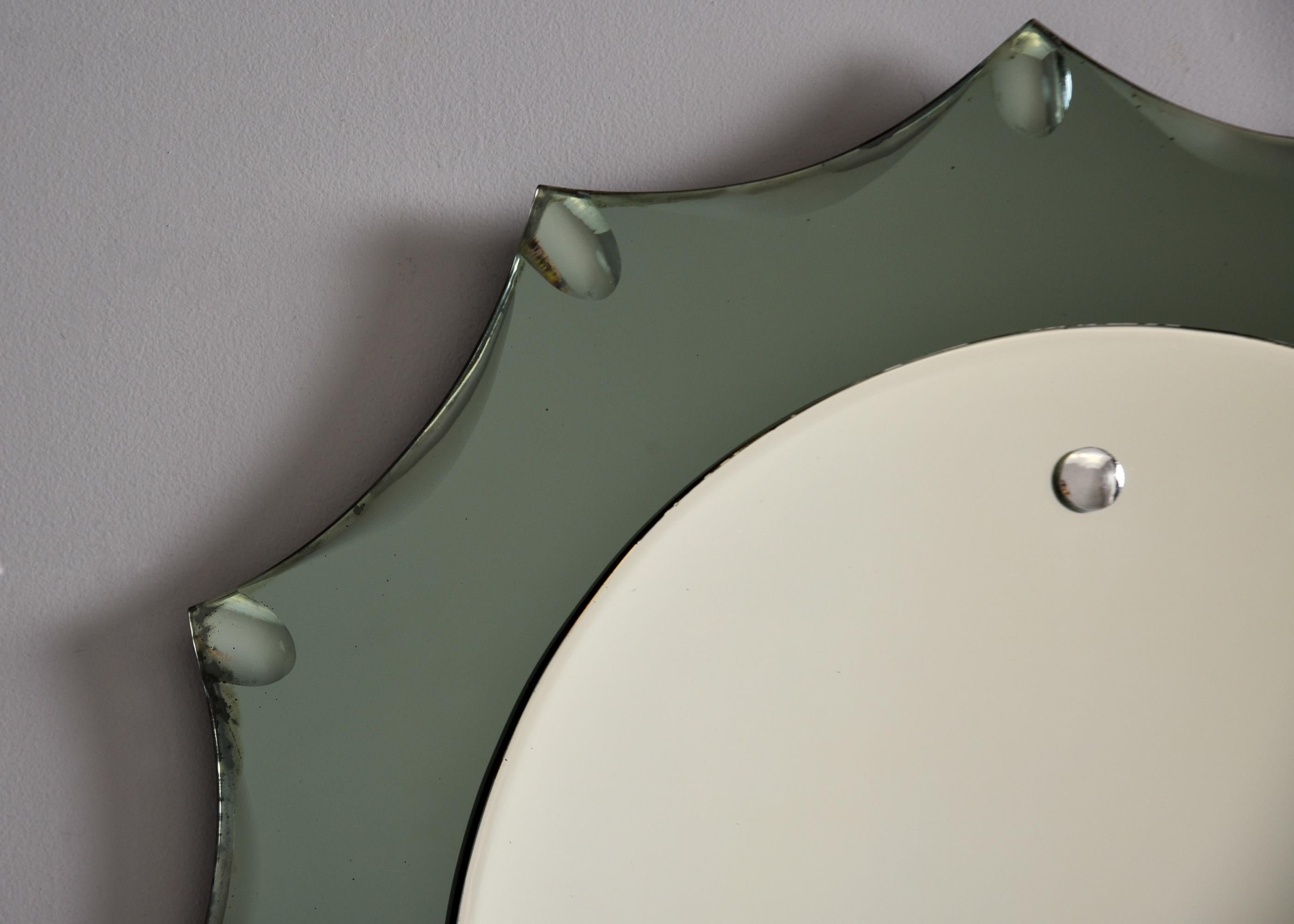 Miroir italien moderniste vintage avec bord festonné en verre fumé Bon état - En vente à Troy, MI