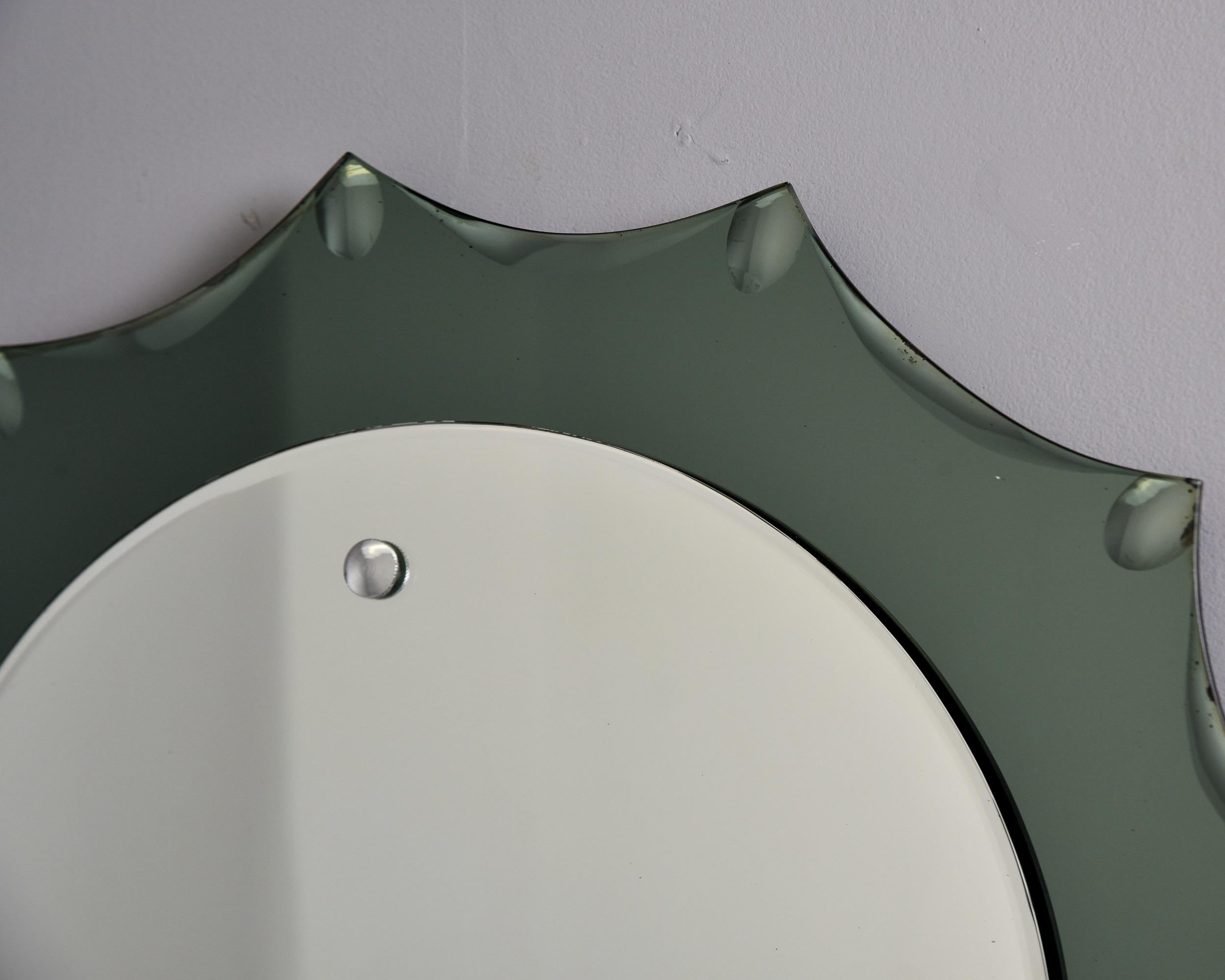 20ième siècle Miroir italien moderniste vintage avec bord festonné en verre fumé en vente