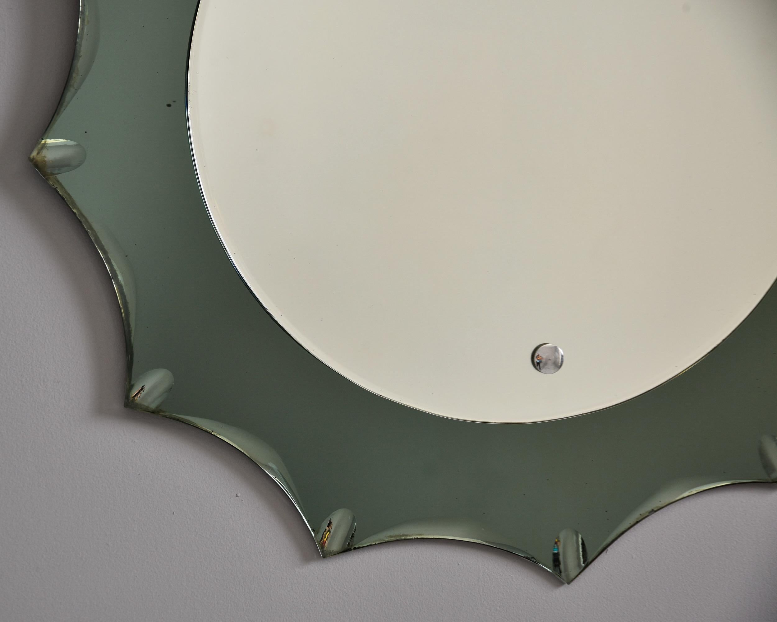 Miroir italien moderniste vintage avec bord festonné en verre fumé en vente 1
