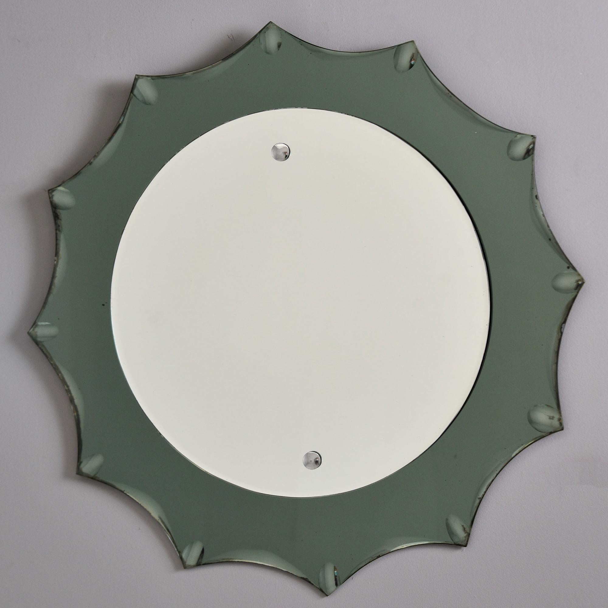 Miroir italien moderniste vintage avec bord festonné en verre fumé en vente 2
