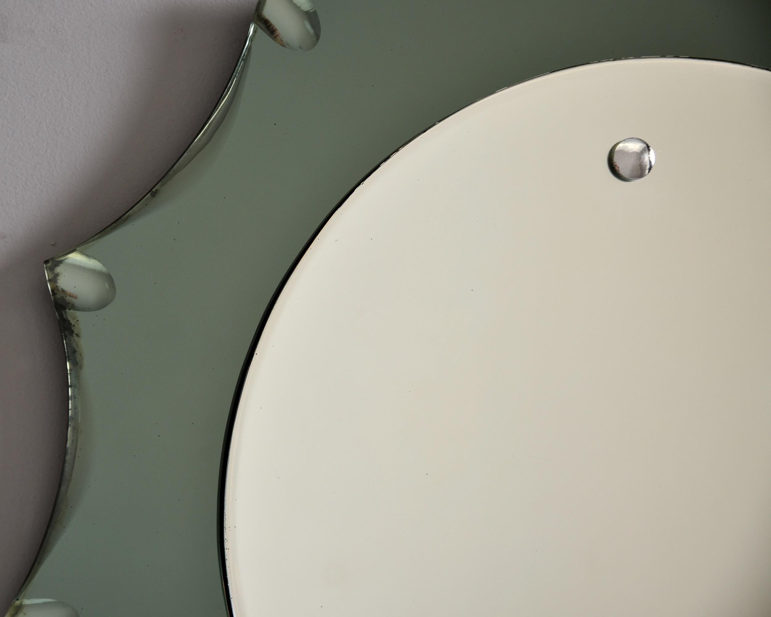 Miroir italien moderniste vintage avec bord festonné en verre fumé en vente 3