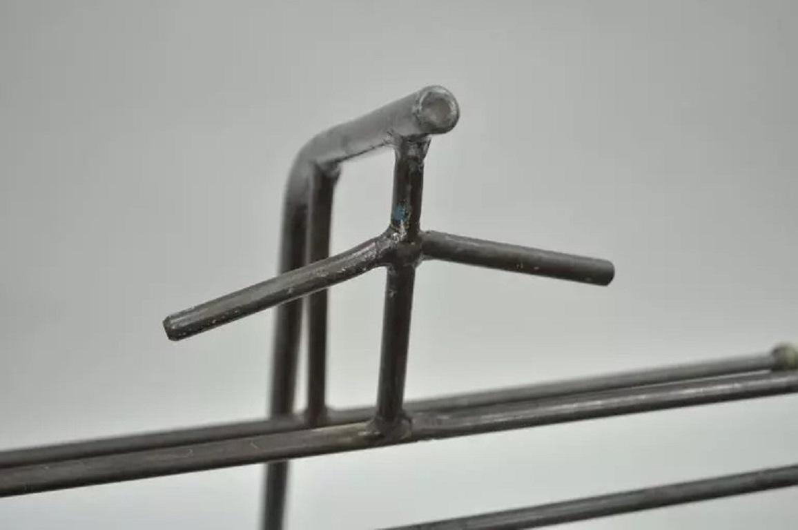 Sconosciuto Valigetta per abiti in ferro battuto in stile Jacques Adnet, vintage e modernista in vendita