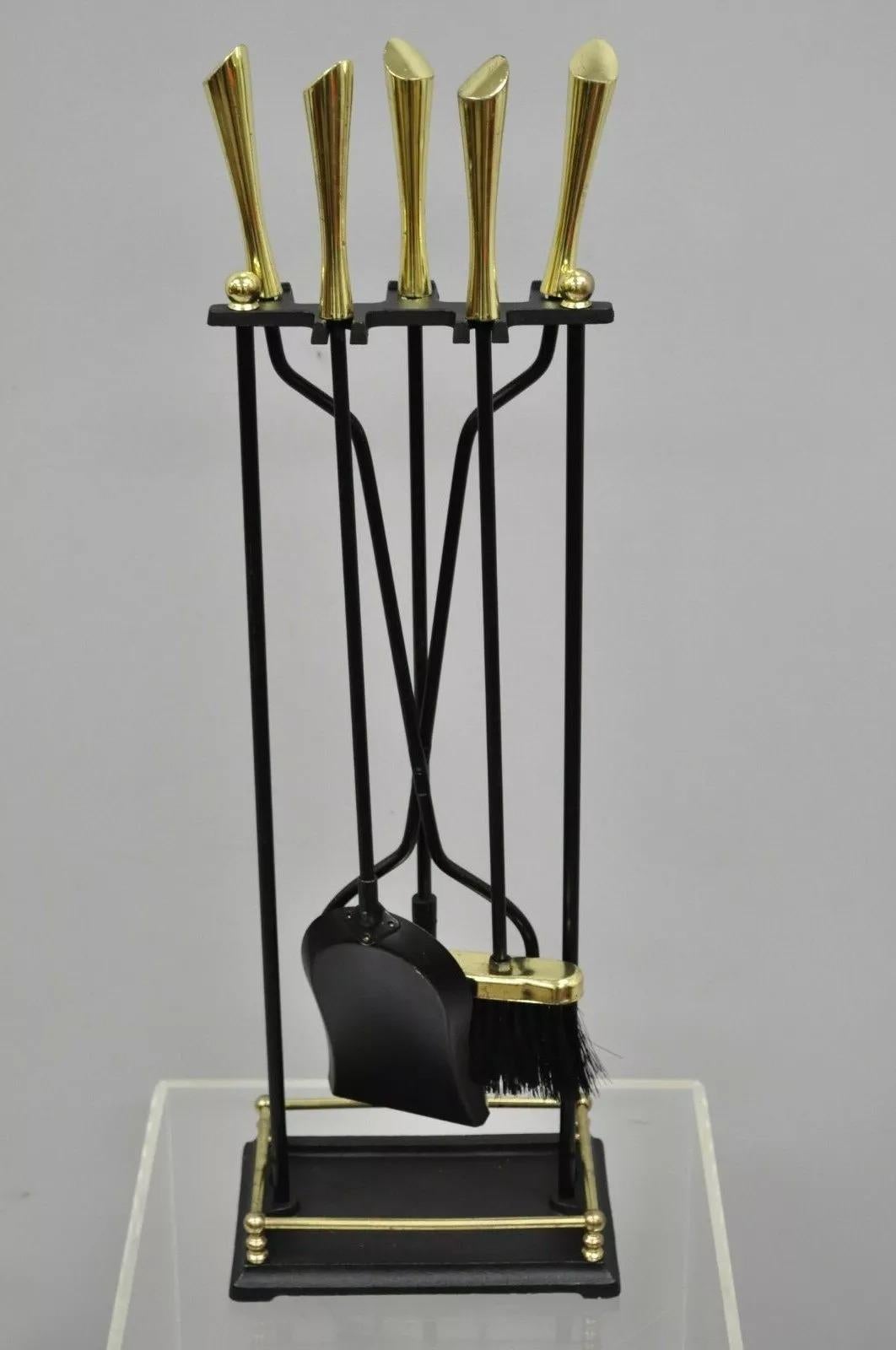 Set di attrezzi per caminetto in ottone e ferro d'epoca modernista di metà secolo (supporto, scopa, pinze, attizzatoio e pala). L'articolo è caratterizzato da eleganti maniglie in ottone, cornici in ferro, grande stile e forma. Circa alla fine del