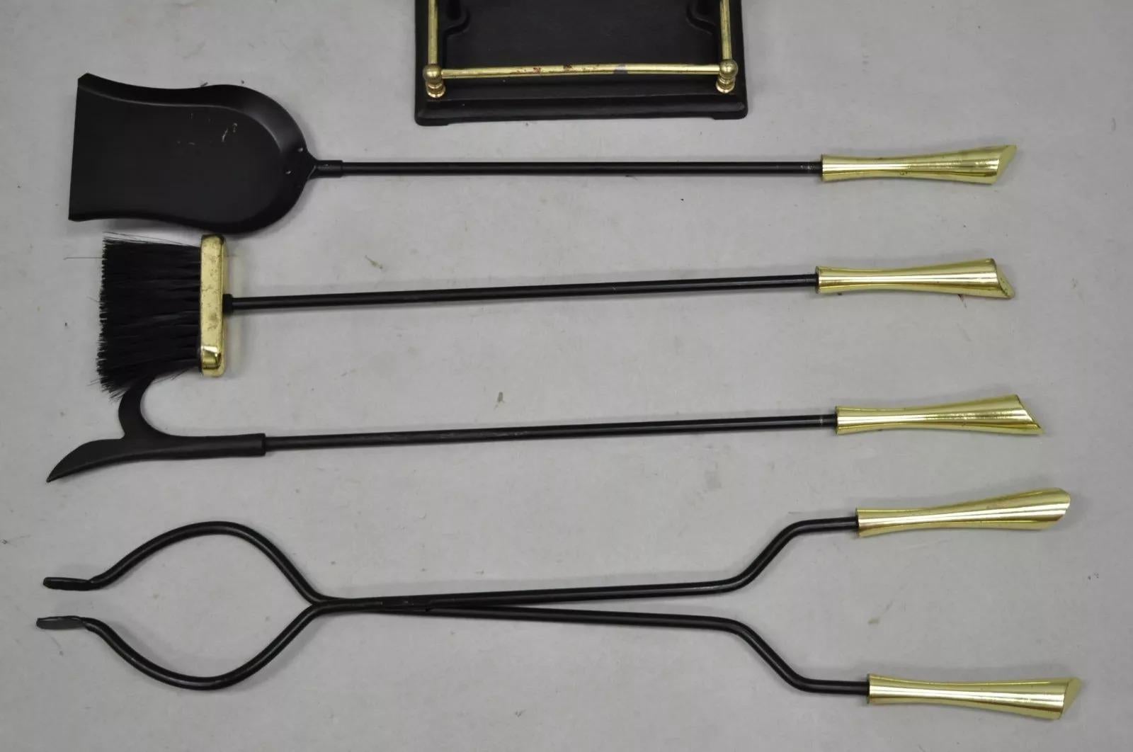 Sconosciuto Set di attrezzi per caminetto in ottone e ferro, modernista e d'epoca, della metà del secolo scorso in vendita