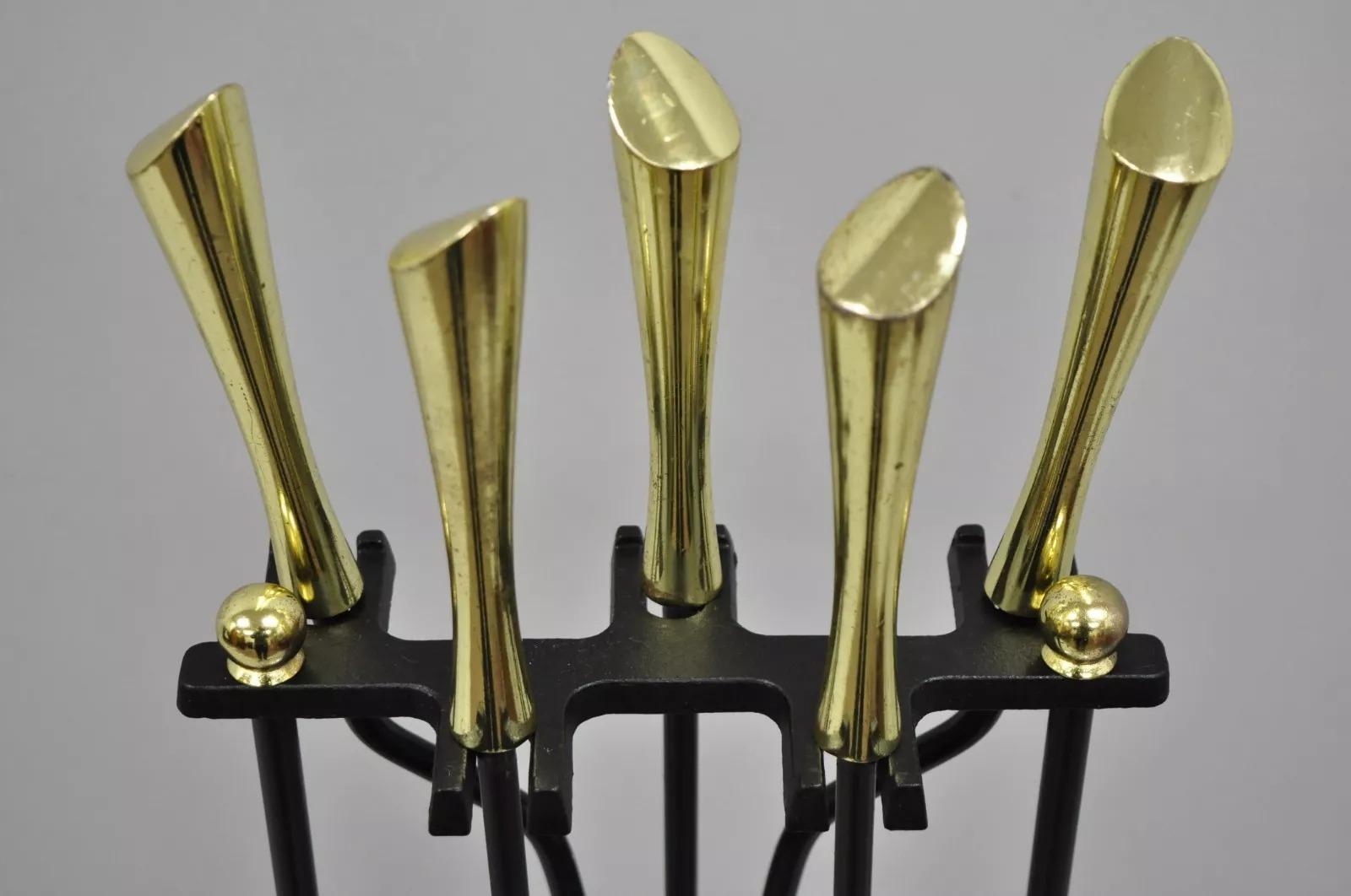 Set di attrezzi per caminetto in ottone e ferro, modernista e d'epoca, della metà del secolo scorso In condizioni buone in vendita a Philadelphia, PA