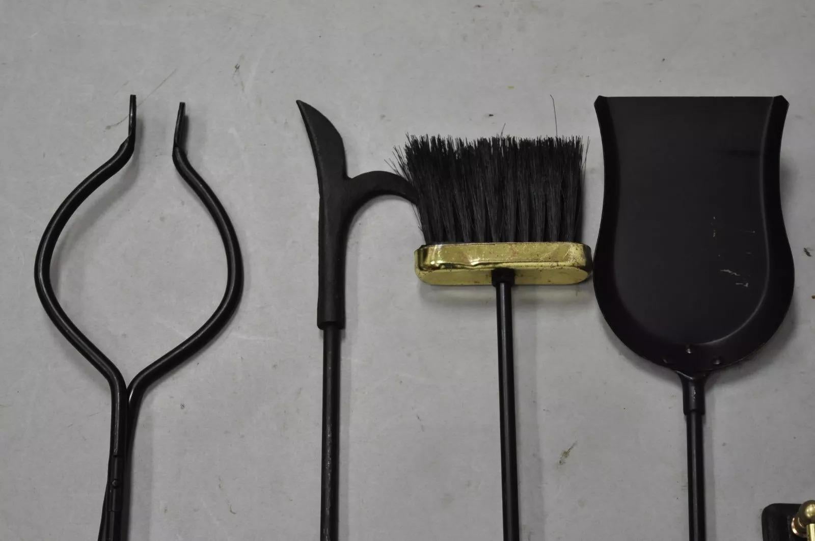 Ottone Set di attrezzi per caminetto in ottone e ferro, modernista e d'epoca, della metà del secolo scorso in vendita