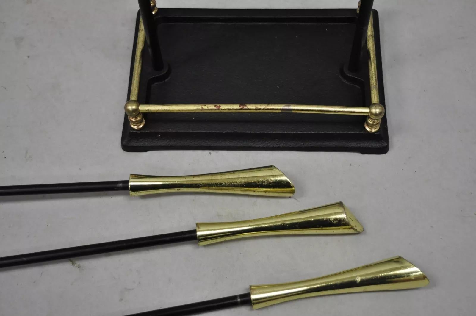 Set di attrezzi per caminetto in ottone e ferro, modernista e d'epoca, della metà del secolo scorso in vendita 1