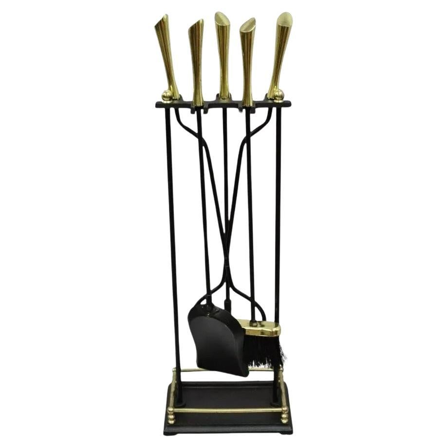 Ensemble d'outils de cheminée moderniste du milieu du siècle dernier en laiton et fer