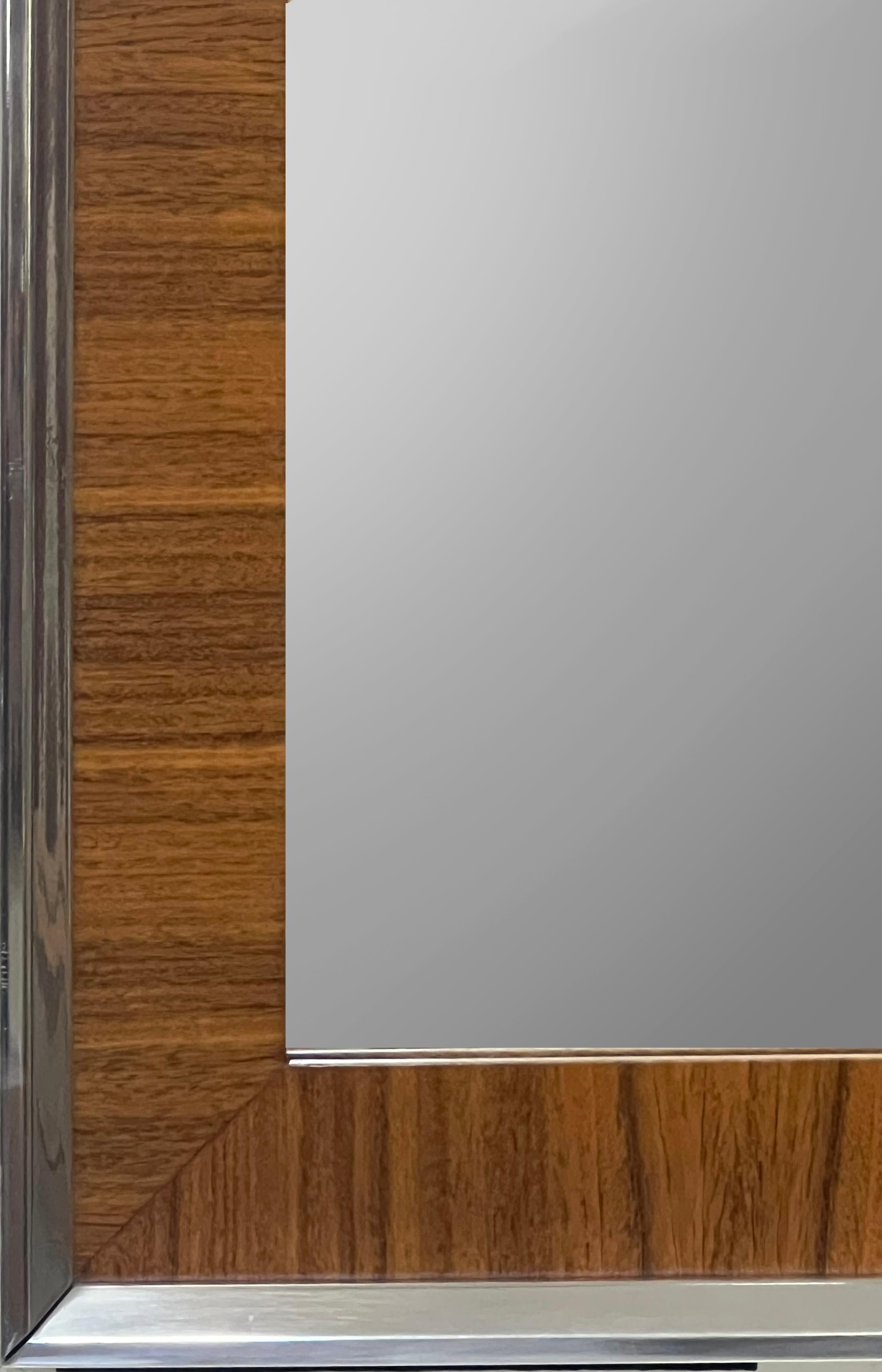 Modernistische Vintage-Spiegel in Chrom und angepassten Grain-Rahmen, Paar

Zum Verkauf angeboten wird ein elegantes Paar von Vintage Modernist Spiegel mit poliertem Chrom und abgestimmt gemaserten Holzfurnier Rahmen. Das Holz ist reich gemasert und