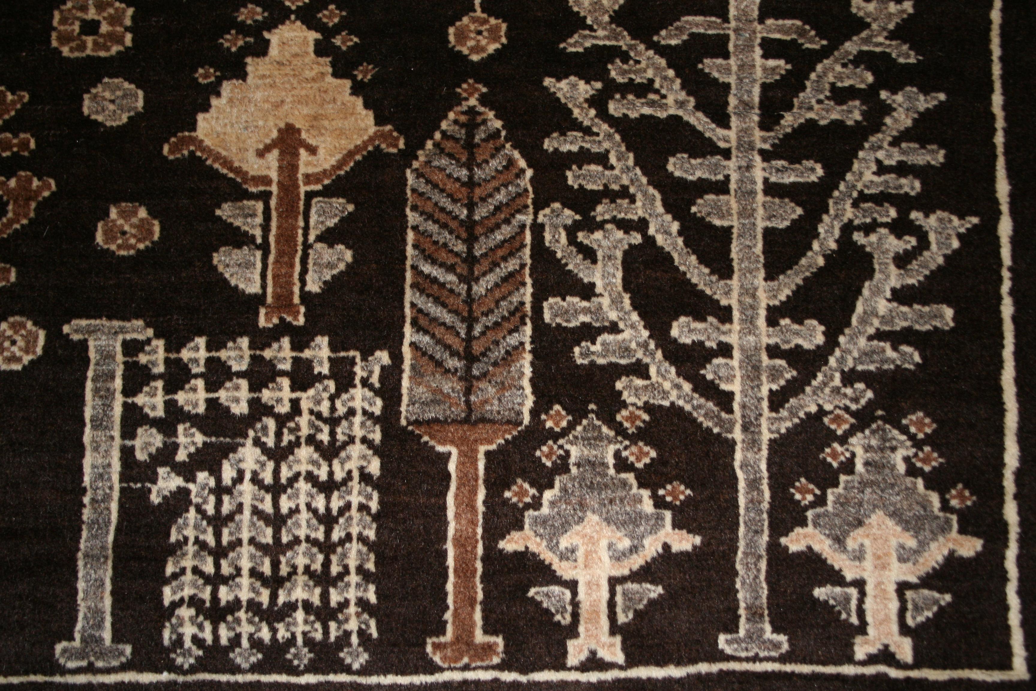 Eine zurückhaltende Palette von Mokka- und Elfenbeintönen unterscheidet dieses Stück von den meisten Bachtiari-Teppichen ähnlichen Jahrgangs. Diese ungewöhnliche Farbgebung verleiht dem traditionellen Persianat-Muster sofort einen Hauch von