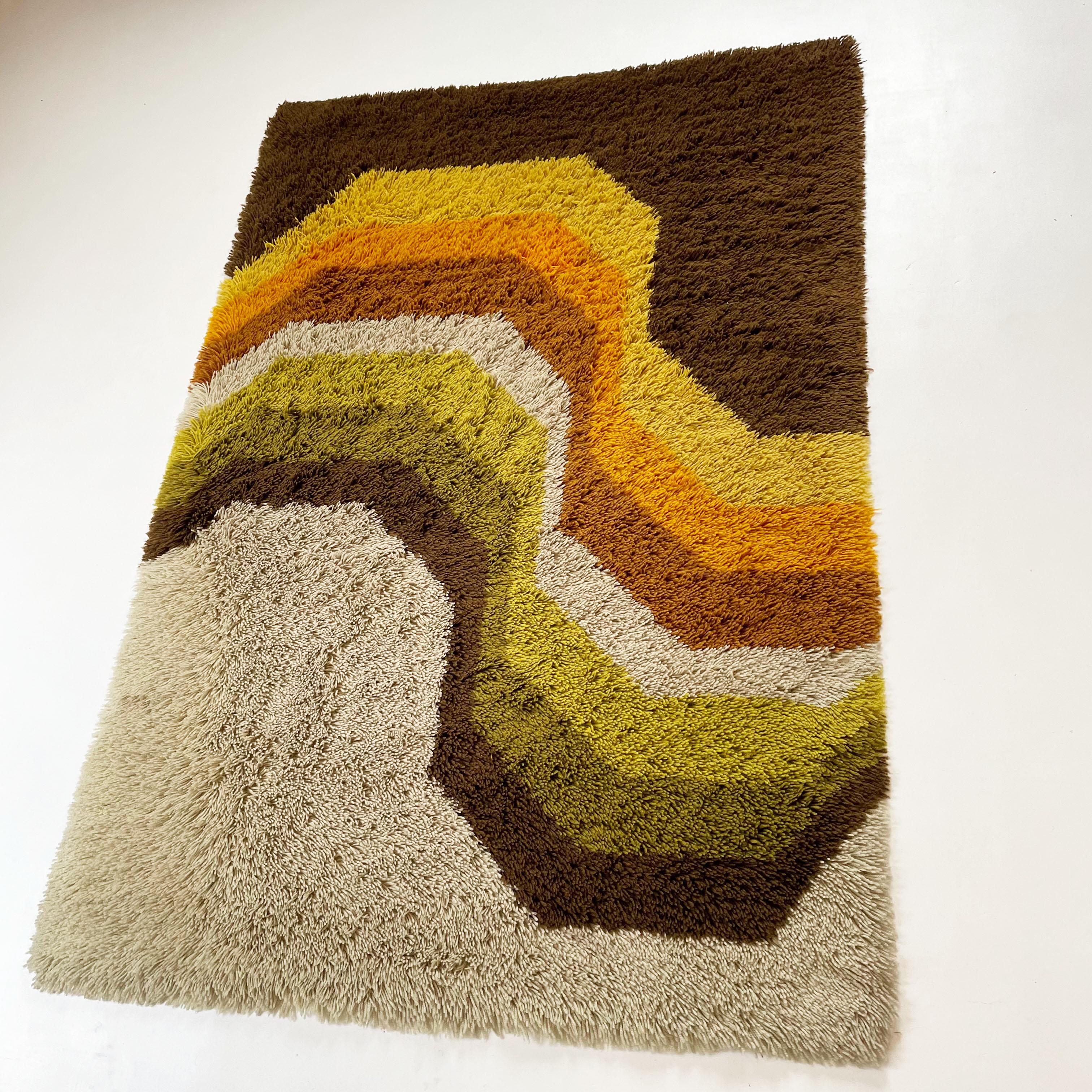 Article:

Original rya rug


Decade:

1970s


Origin:

Netherlands.


Producer:

Desso



Description:

This rug is a great example of 1970s pop art interior. Made in high quality rya weaving technique. This high quality rya