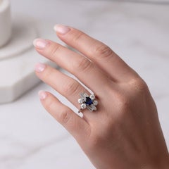 Bague vintage de style moderniste en saphir naturel et diamants - Or blanc 18 carats