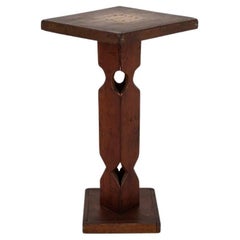 Mesa de pedestal antigua, Periodo Arts and Crafts, Fechada en "1776", Escultural