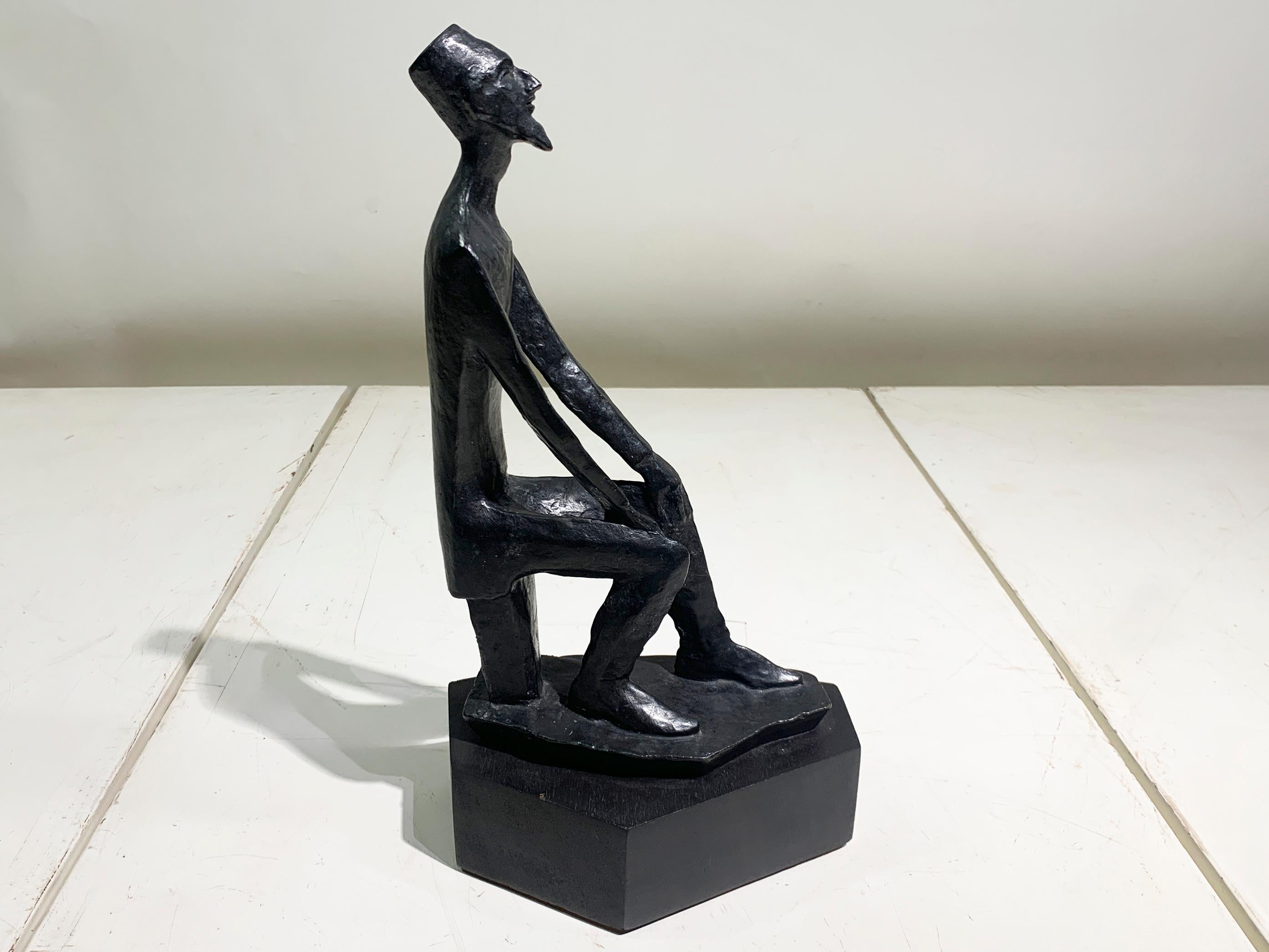Questa avvincente scultura modernista vintage, risalente agli anni '60 circa, è un'opera d'arte bella ed espressiva. Il pezzo ritrae la figura stilizzata di un uomo orientale seduto in una posa contemplativa, che cattura un senso di tranquilla