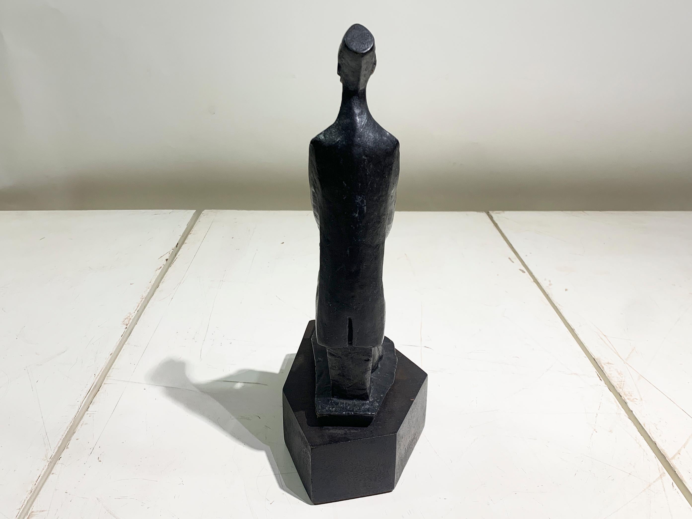Arte popolare Scultura modernista d'epoca di figura orientale, circa anni '60, firmata alla base in vendita