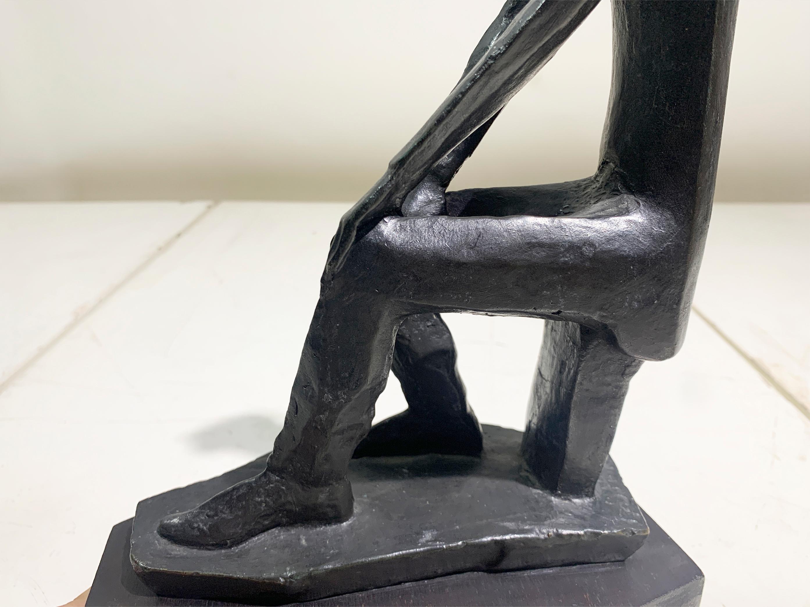 Metallo Scultura modernista d'epoca di figura orientale, circa anni '60, firmata alla base in vendita