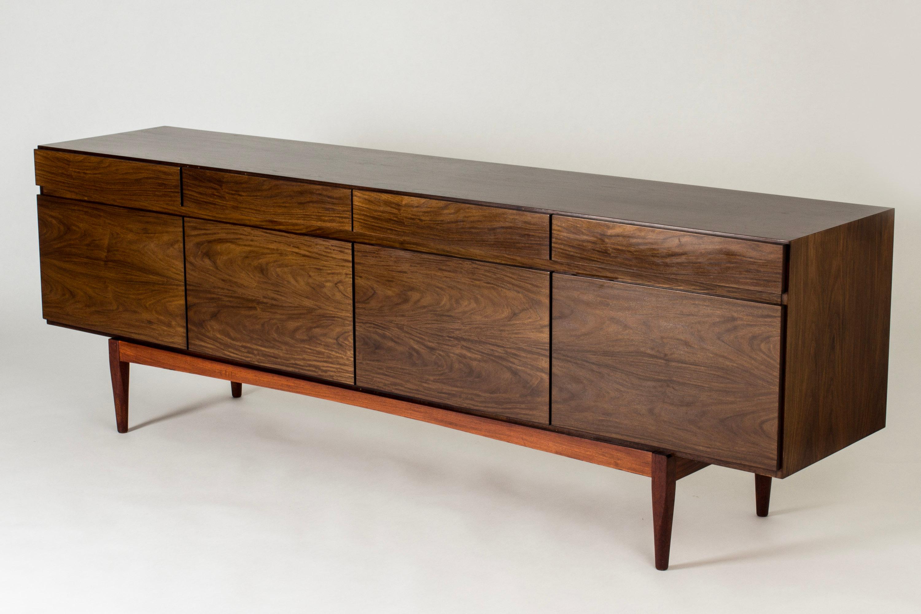 Elegant “FA-66” sideboard by Ib Kofod Larsen, made from rosewood with beautiful woodgrain. Four drawers under the table top, four cabinet doors.