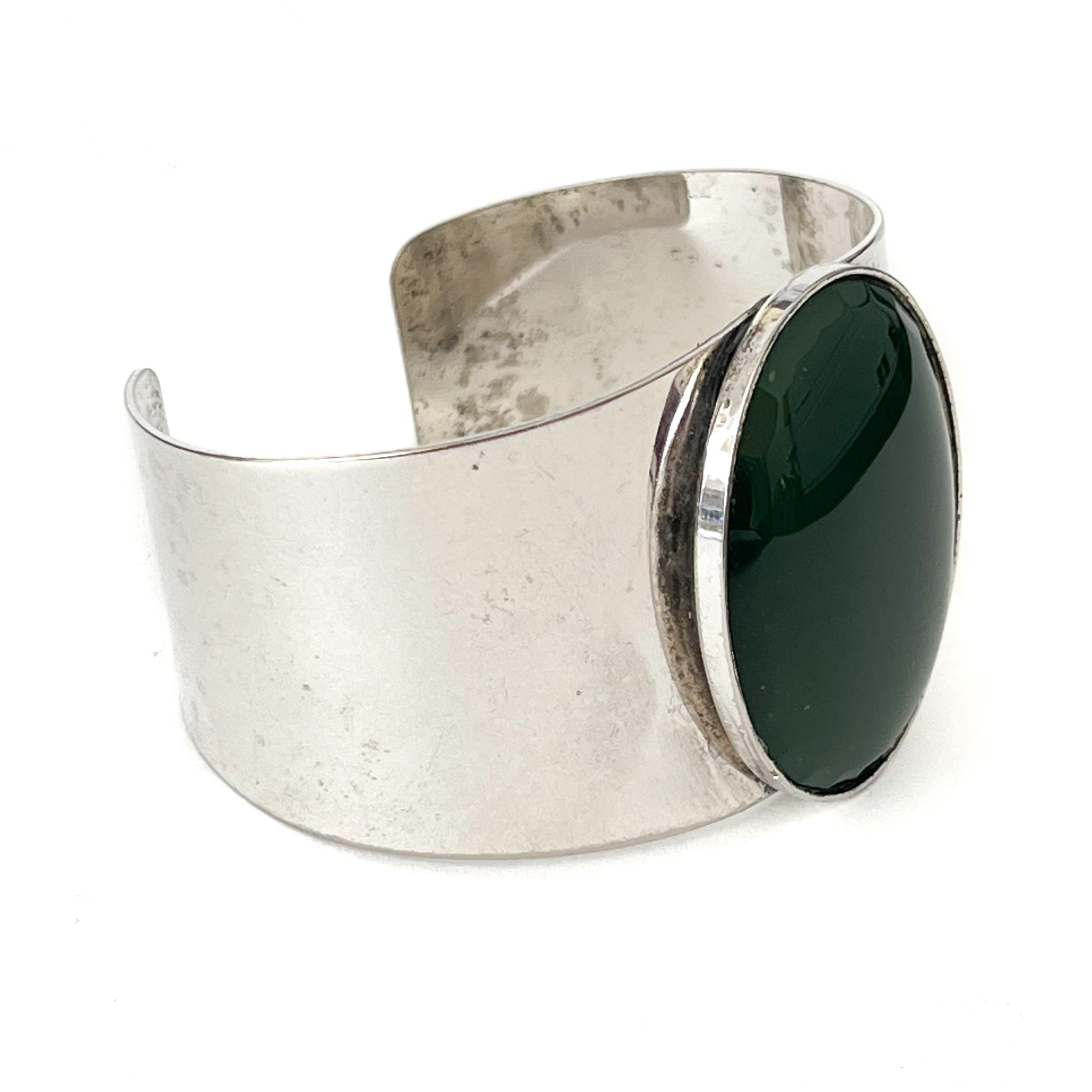 Vintage Modernist Silver Bracelet with Green Stone For Sale 1