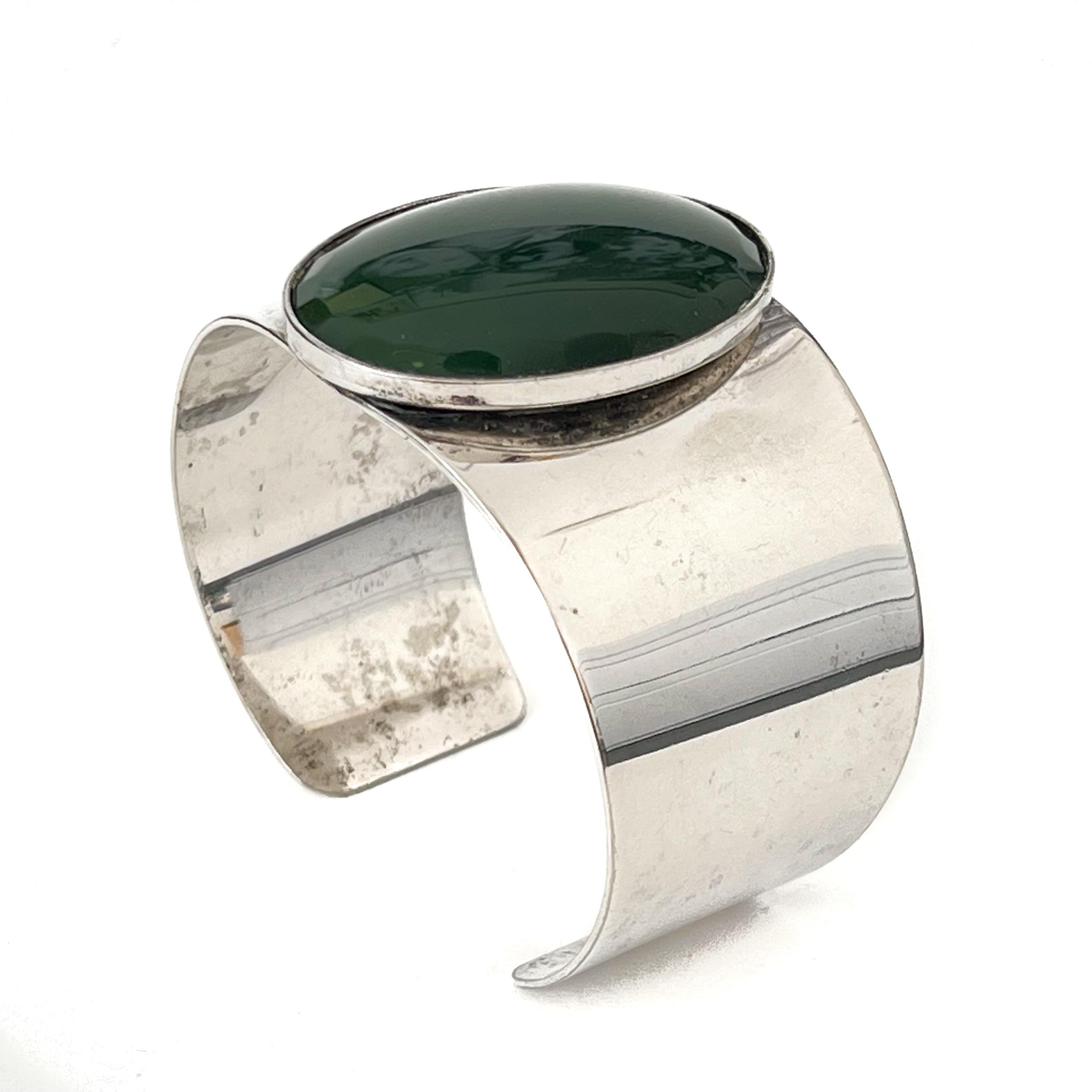 Vintage Modernist Silver Bracelet with Green Stone For Sale 2