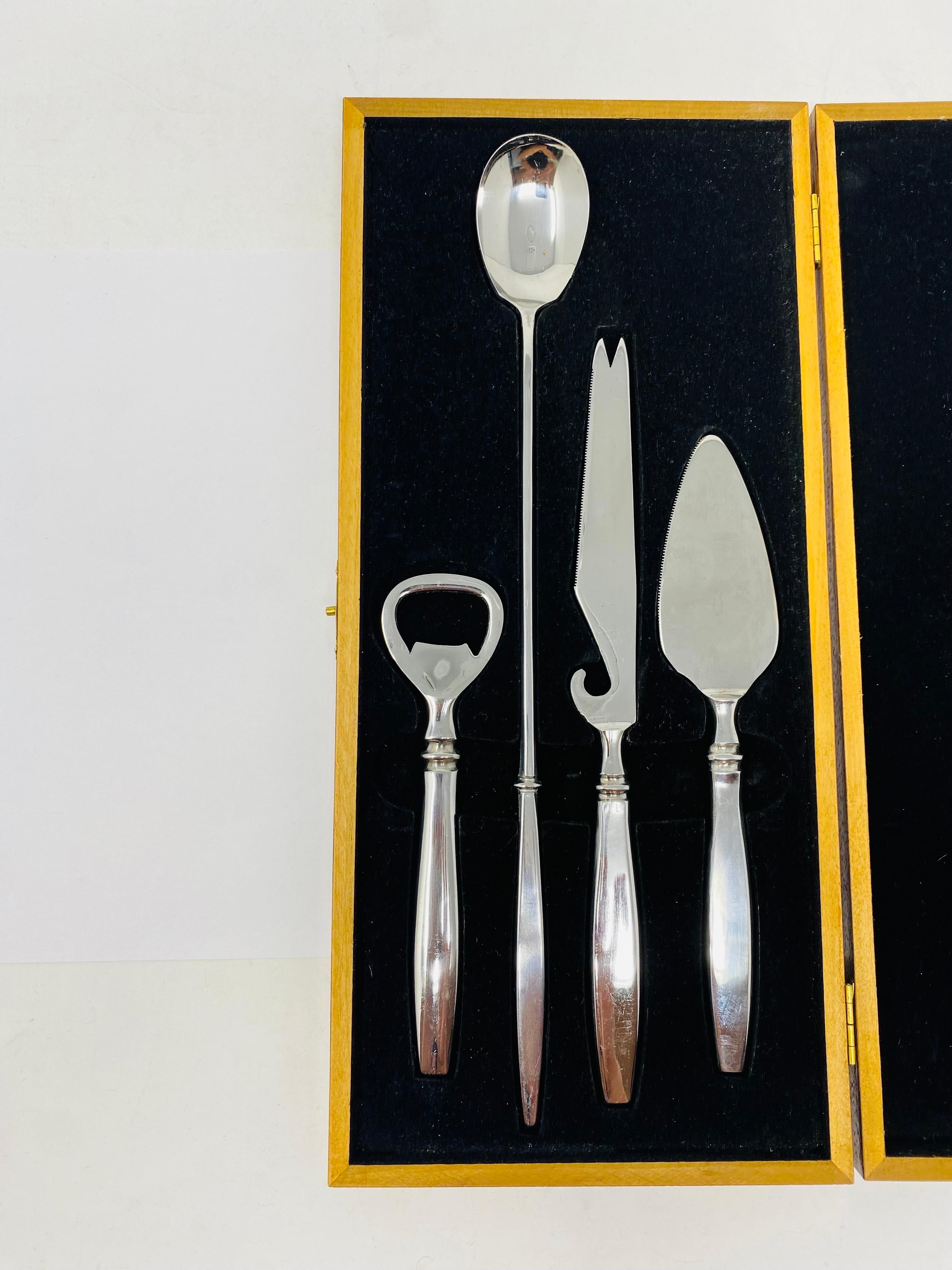 Set d'outils de bar incroyablement élégant, cool et difficile à trouver, fait à la main en acier moderniste, vers les années 1960. L'ensemble comprend quatre outils de bar (décapsuleur, longue cuillère à mélanger, pelle à servir et couteau à