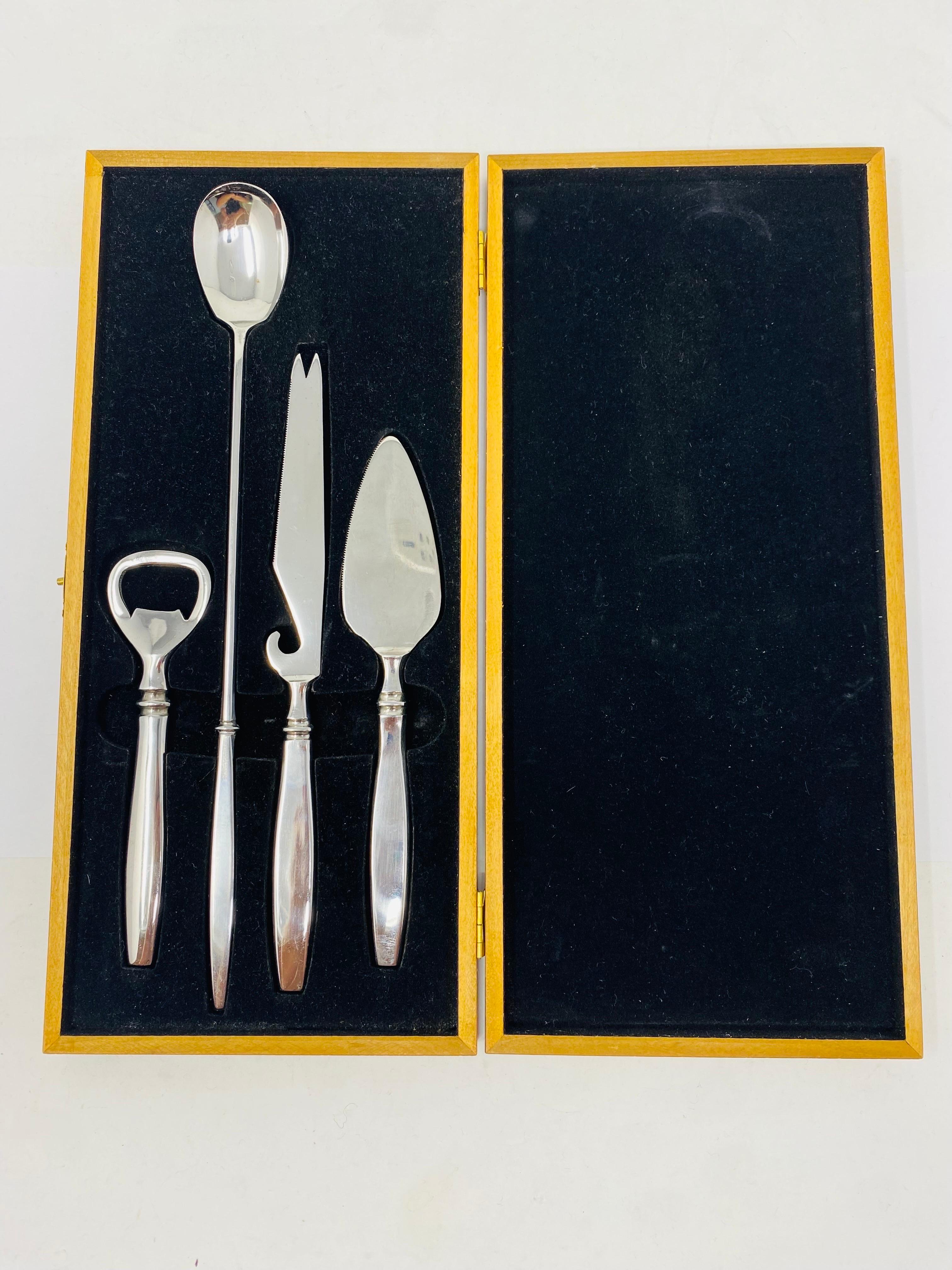 Mid-Century Modern Ensemble d'outils de bar modernistes vintage en acier inoxydable dans une boîte fabriquée au Japon en vente