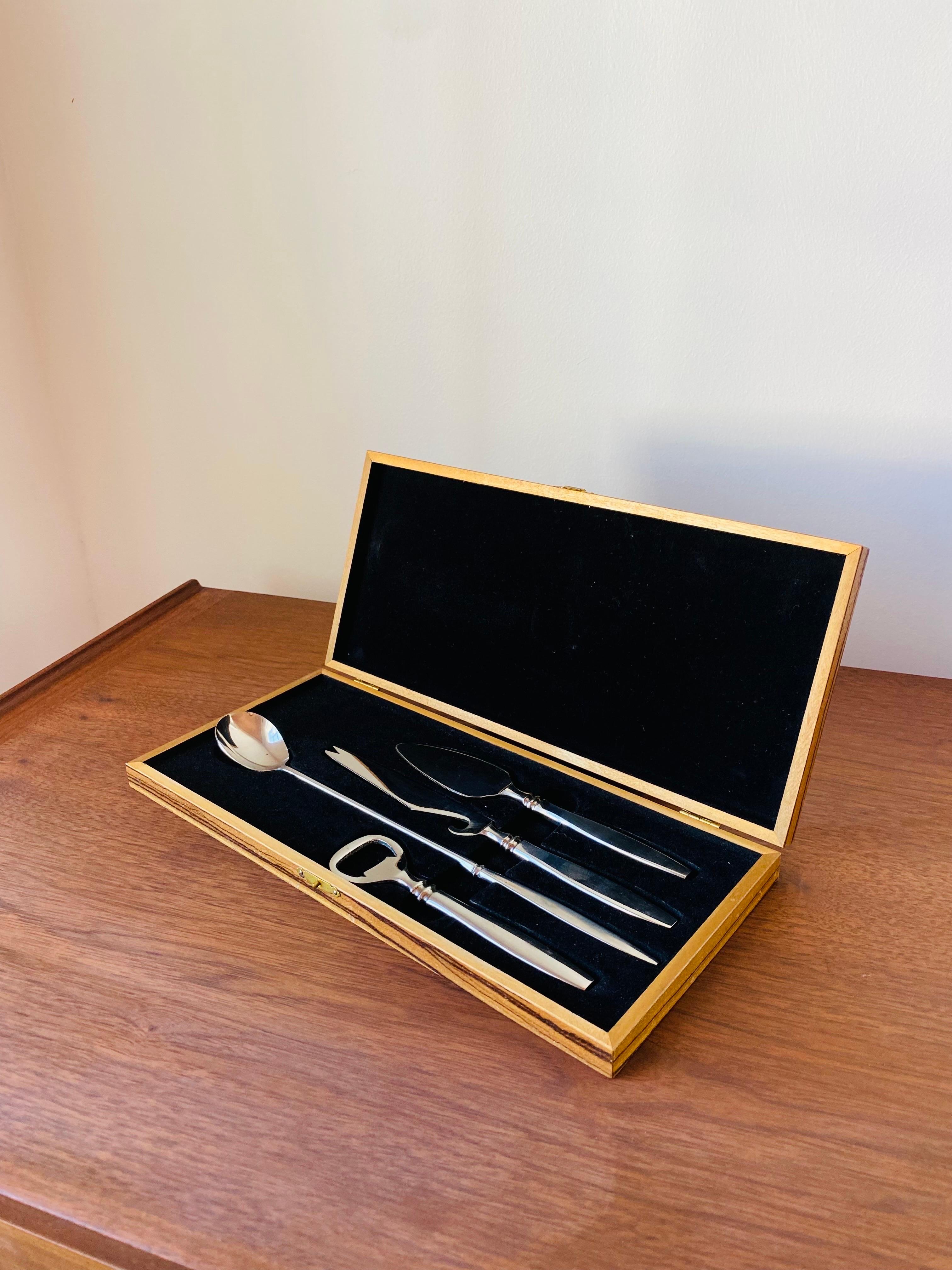 Ensemble d'outils de bar modernistes vintage en acier inoxydable dans une boîte fabriquée au Japon en vente 2