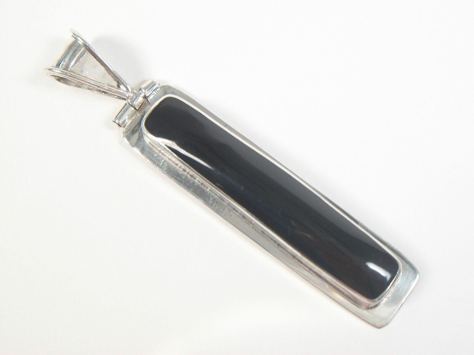 Vintage Modernist Sterling Silver & Black Onyx Pendant - Mexico - 20th Century In Good Condition For Sale In Chatham, CA