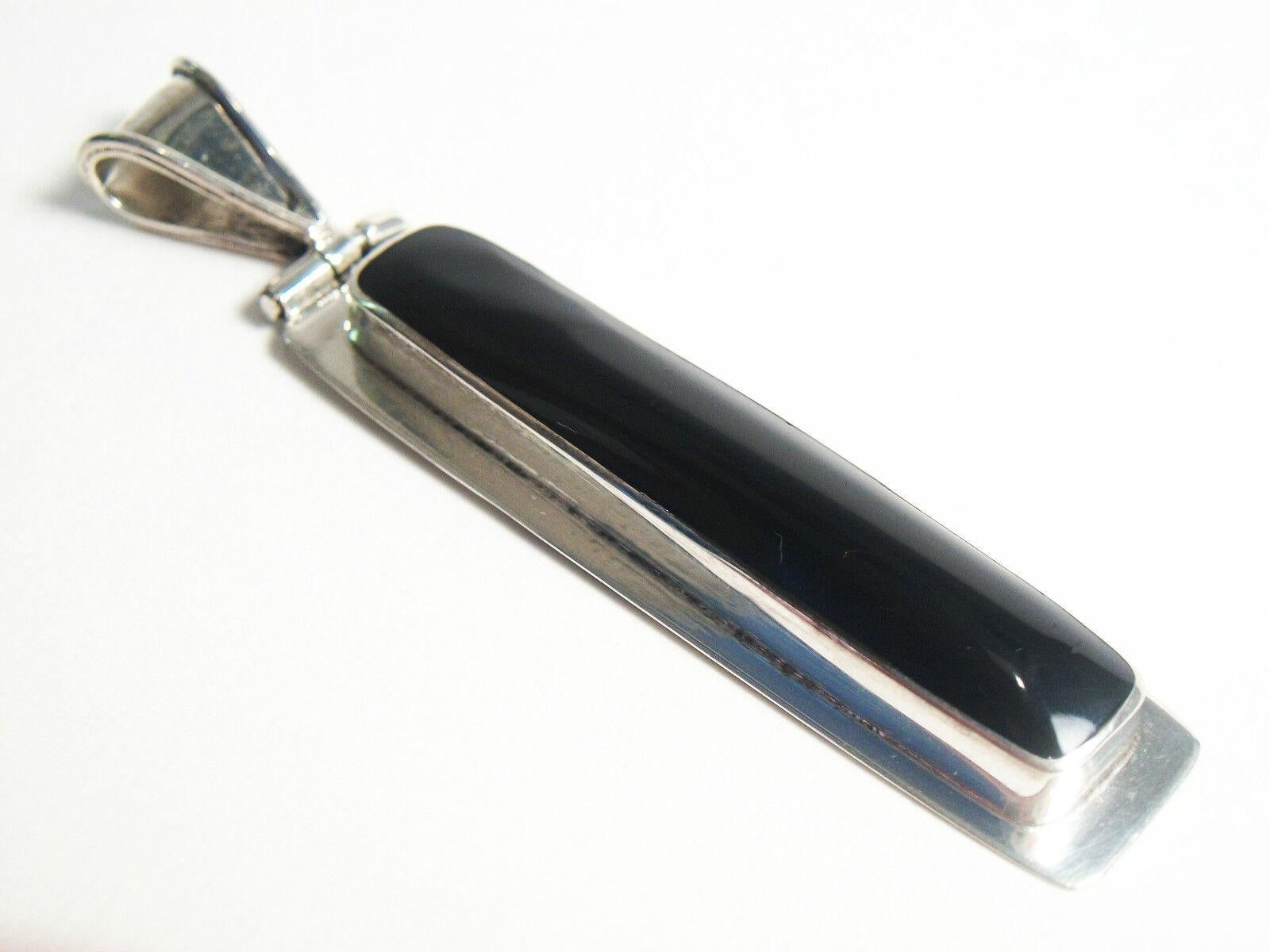 Vintage Modernist Sterling Silver & Black Onyx Pendant - Mexico - 20th Century For Sale 1