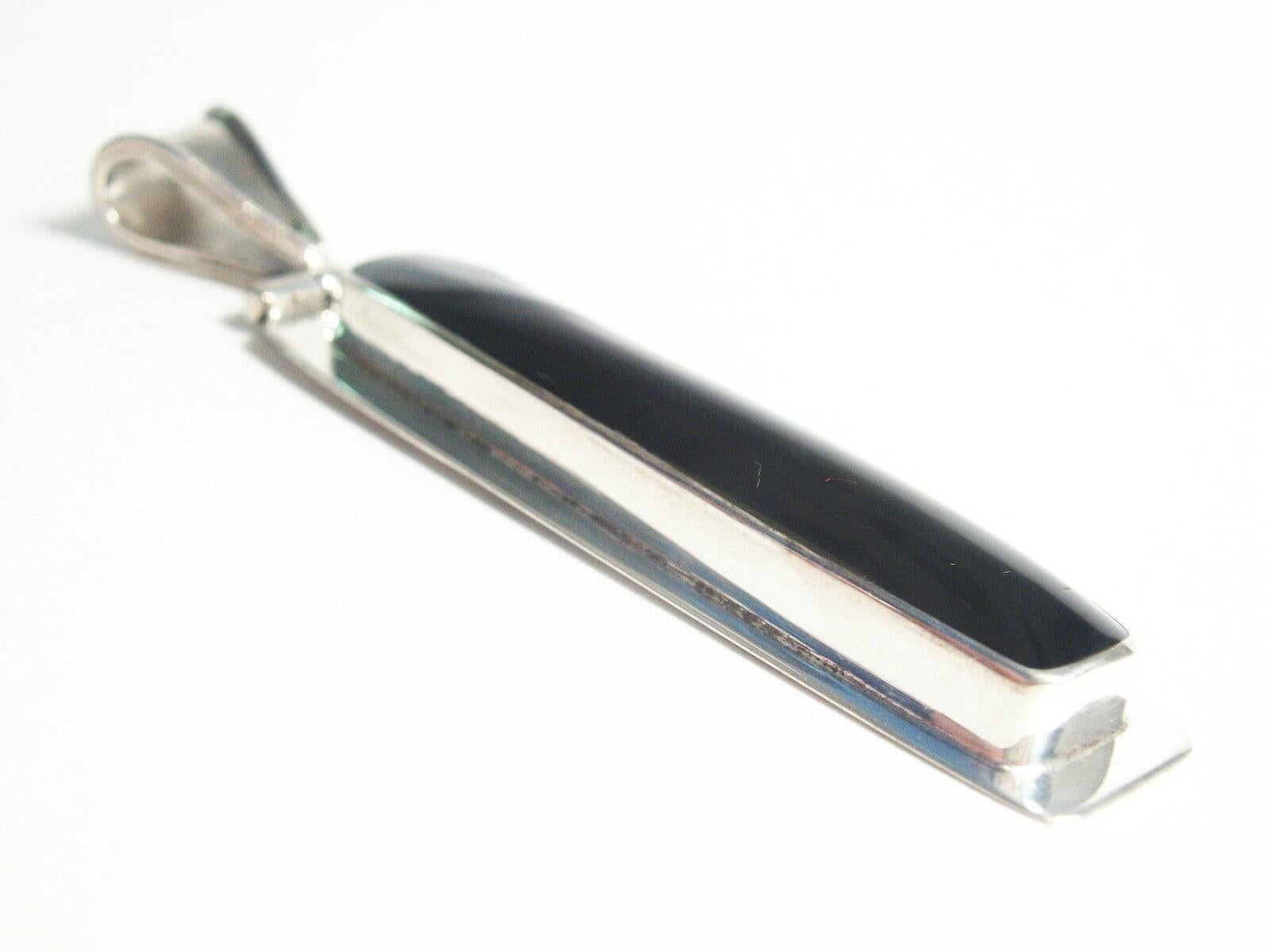 Vintage Modernist Sterling Silver & Black Onyx Pendant - Mexico - 20th Century For Sale 2