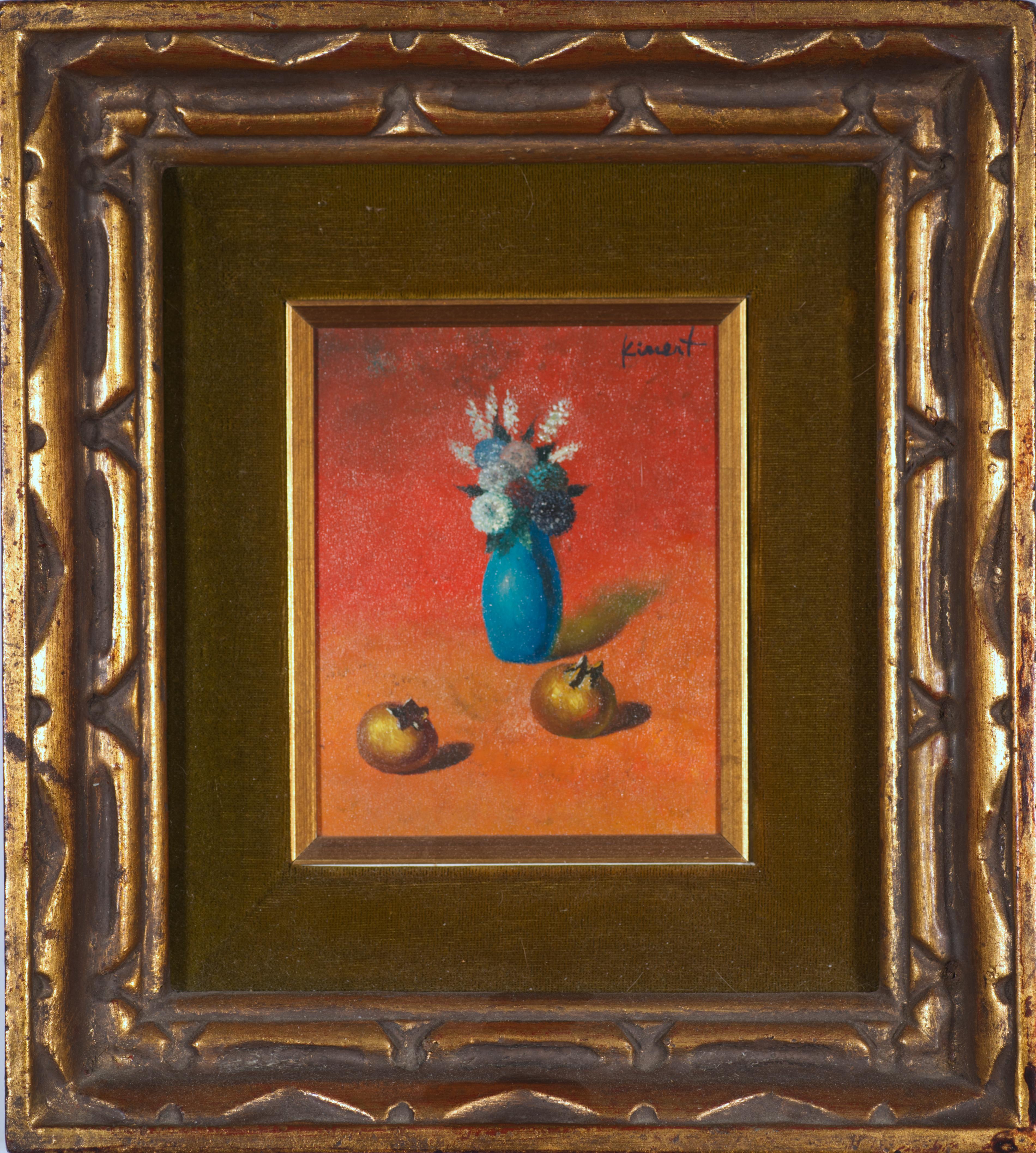  La piccola natura morta modernista vintage presenta una composizione di frutta e fiori in un vaso blu. I colori Jewell dello sfondo arancione bruciato si contrappongono al blu intenso del vaso e completano i colori gialli e marroni più tenui