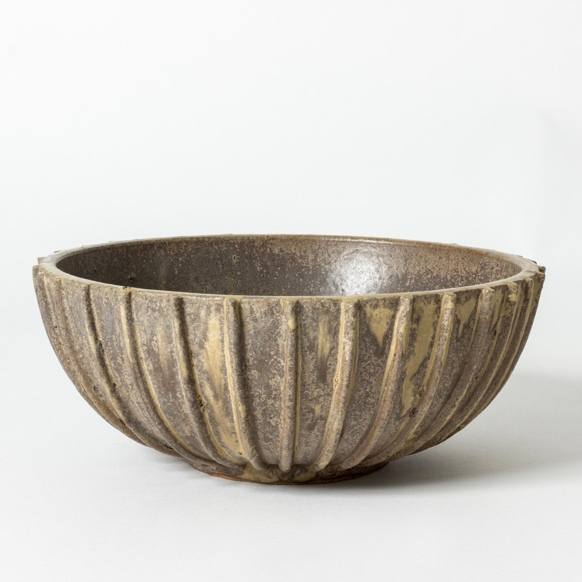Striking modernist stoneware bowl by Arne Bang, in thick quality with a pattern of stripes. Earthy glaze with a rustic feel.